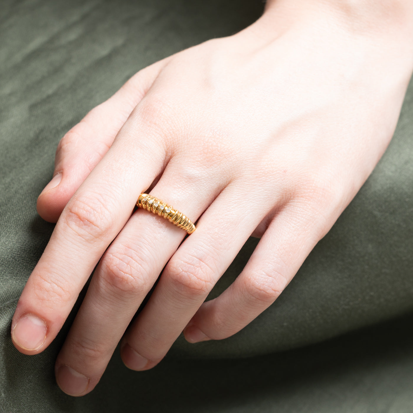 Bague cannelée sertie de cinq diamants | 0,05 ct au total | Taille 6,75