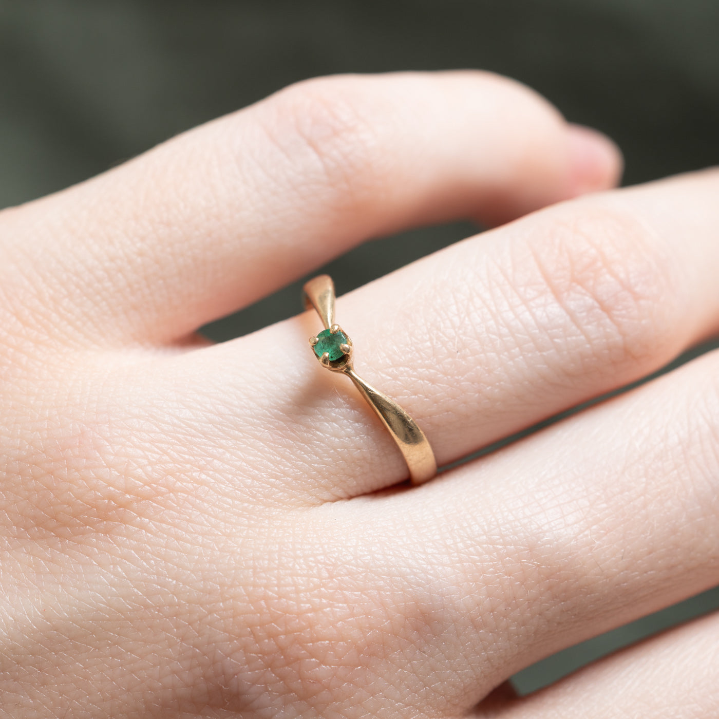 Bague chevron en émeraude unique | 0,025 ct | Taille 6,5