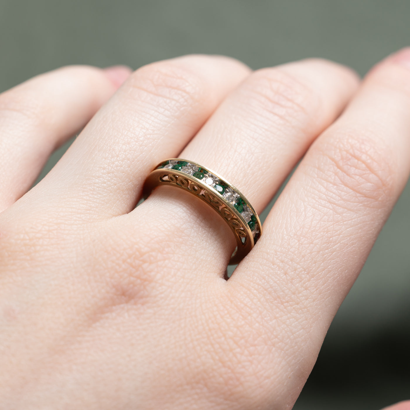 Bague demi-éternité en émeraude et diamants | 0,18 ct au total, 0,12 ct au total | Taille 7,25