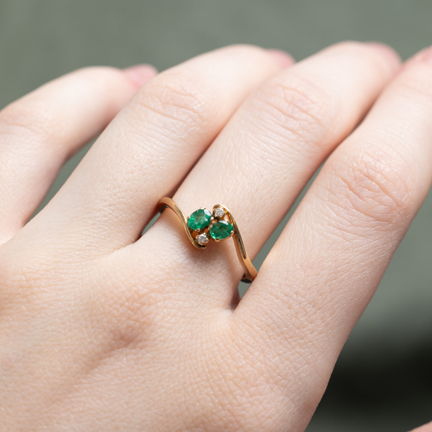 Bague sertie d'émeraudes et de diamants | 0,30 ct au total, 0,02 ct² | Taille 7,25
