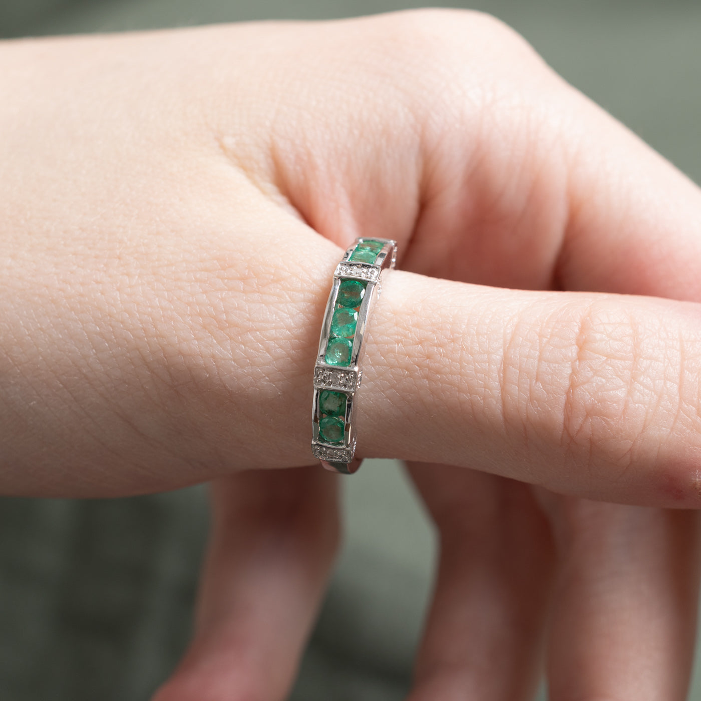 Alliance demi-éternité en émeraudes et diamants | 0,70 ct, 0,02 ct | Taille 9,25