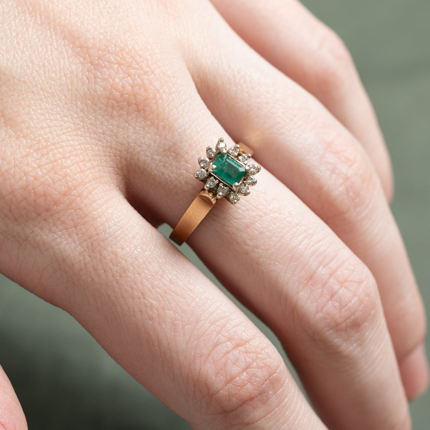 Bague halo émeraude et diamants | 0,40 ct, 0,10 ct au total | Taille 6,75