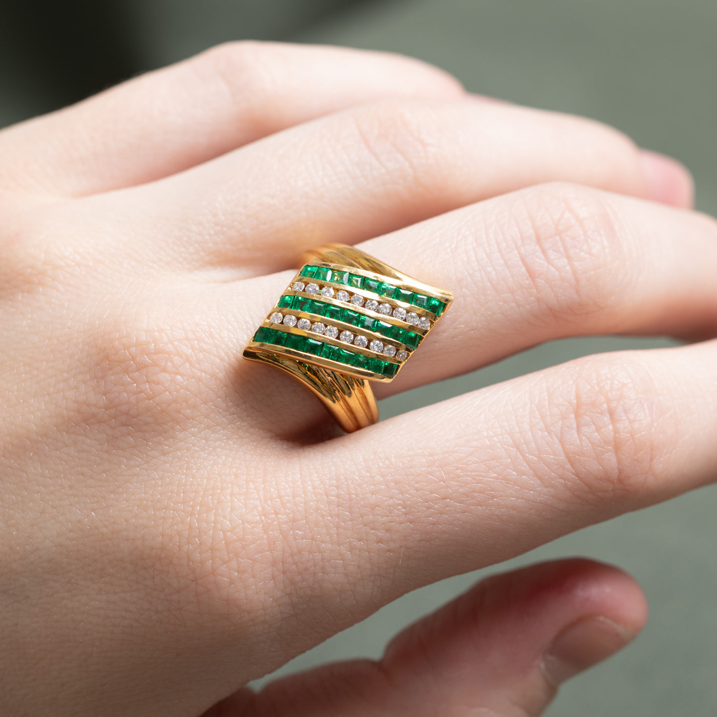 Bague croisée émeraude et diamants | 0,76 ct, 0,18 ct | Taille 6,75