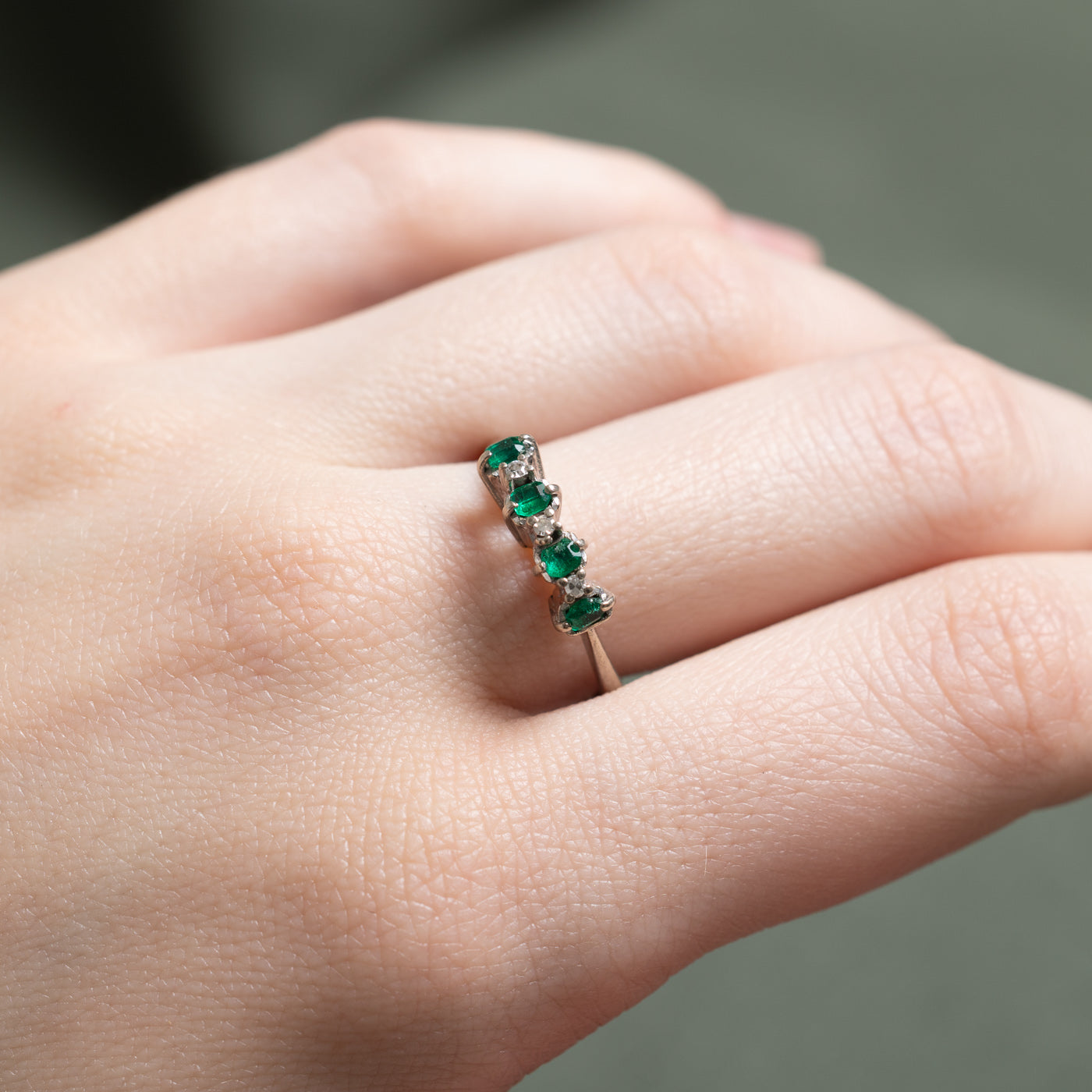 ***QC, 25 AVRIL, Bague DAYNE sertie d'émeraudes et de diamants | 0,06 ct, 0,025 ct | Taille 7,5