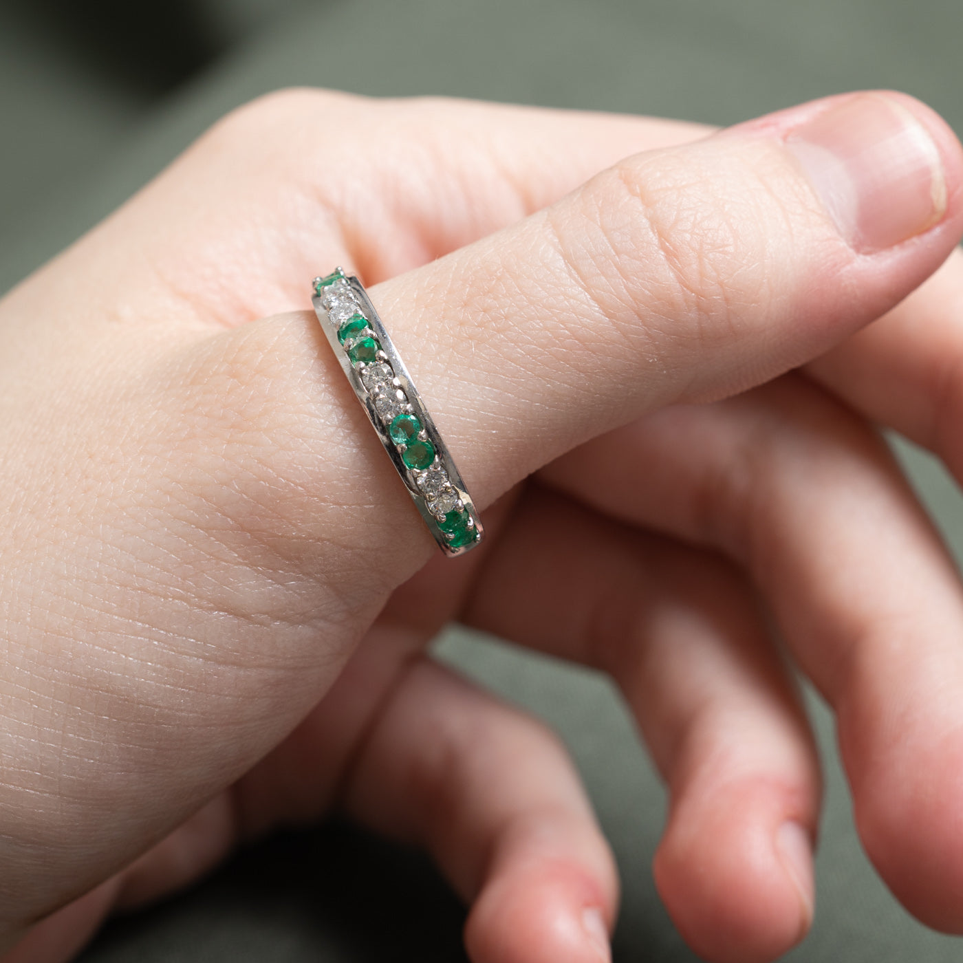 Alliance demi-éternité en émeraudes et diamants | 0,48 ct au total, 0,27 ct au total | Taille 11,25