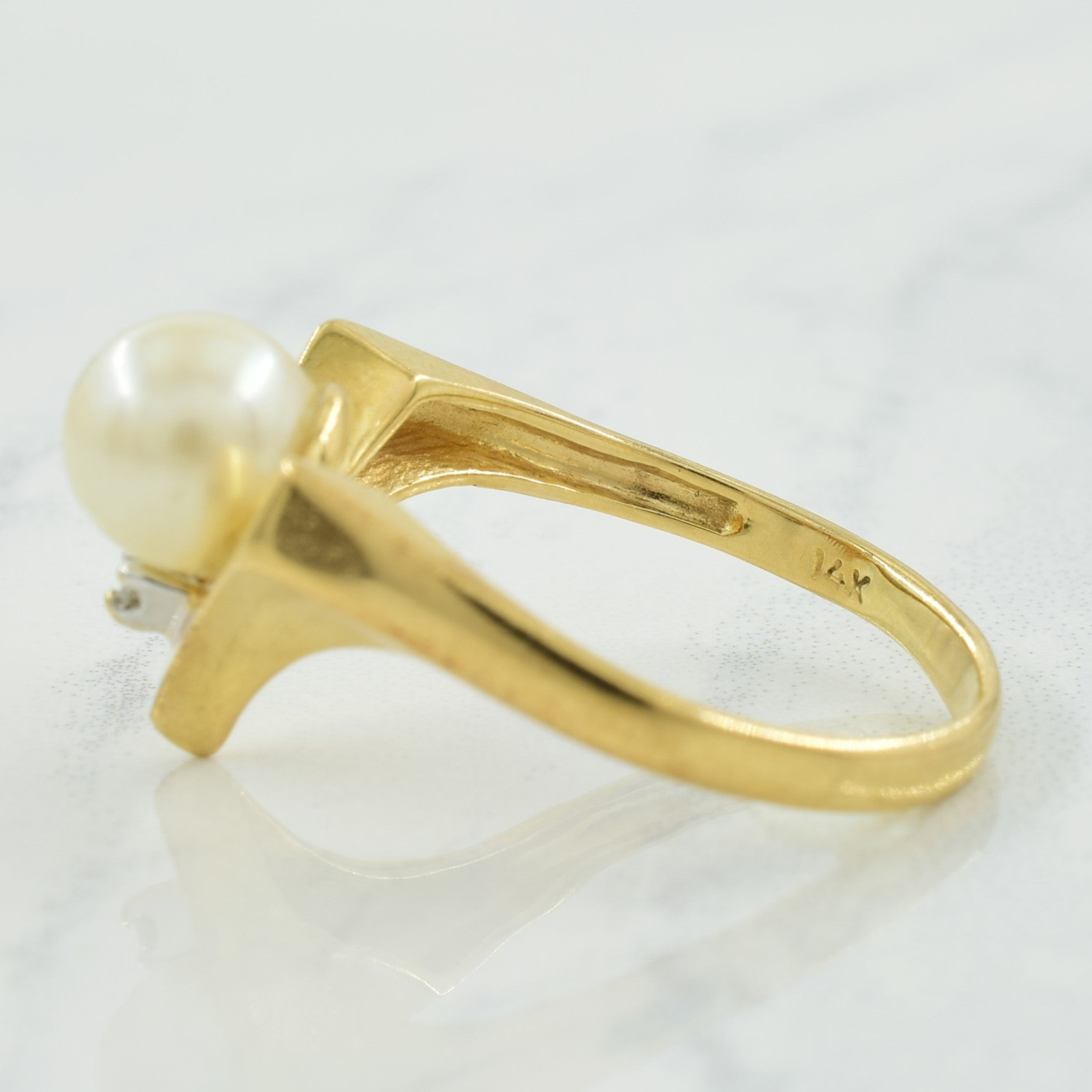 Chevron Pearl & Diamond Ring | 2.50ct, 0.02ct | SZ 8.5 |