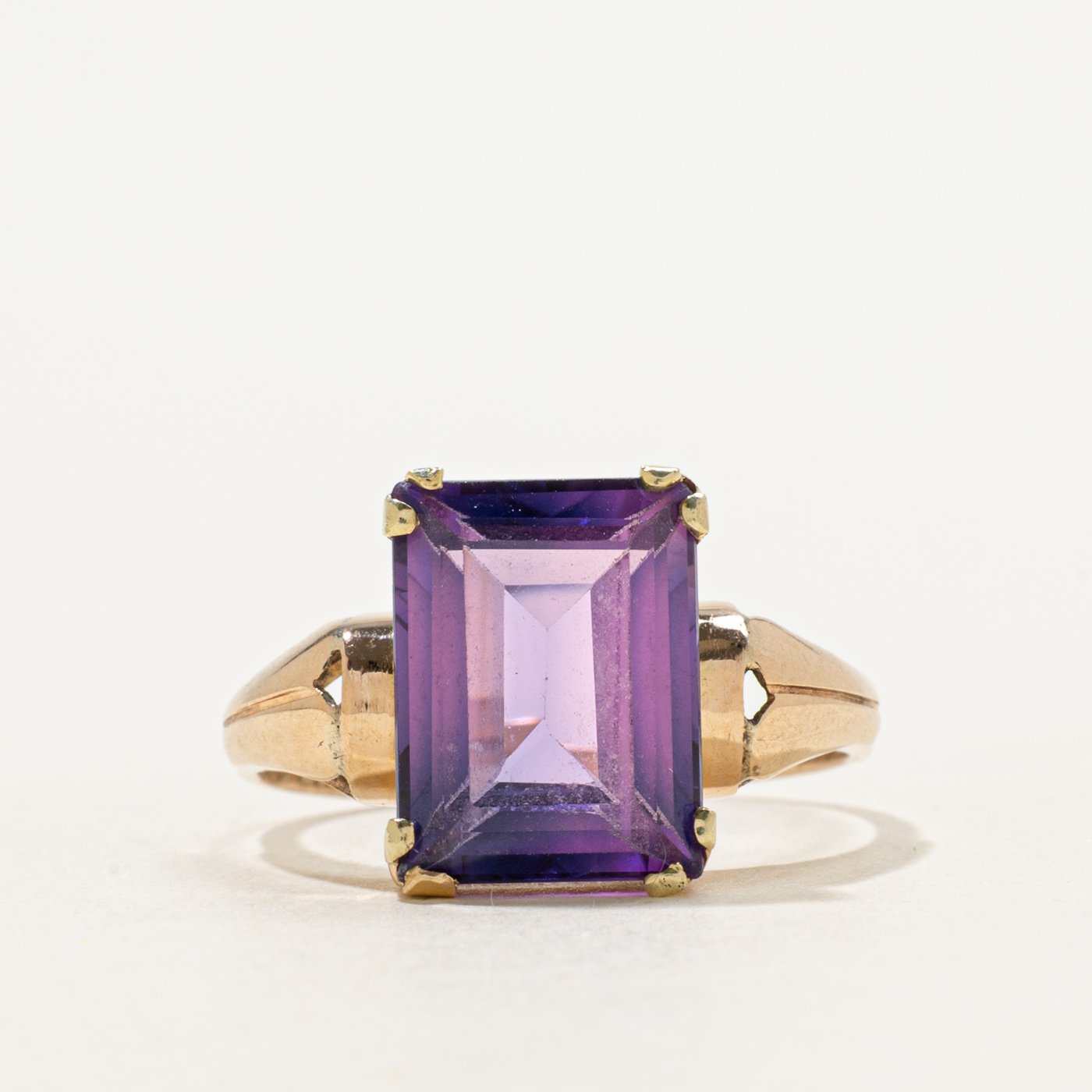14K Ring with Synthetic Colour Changing Sapphire