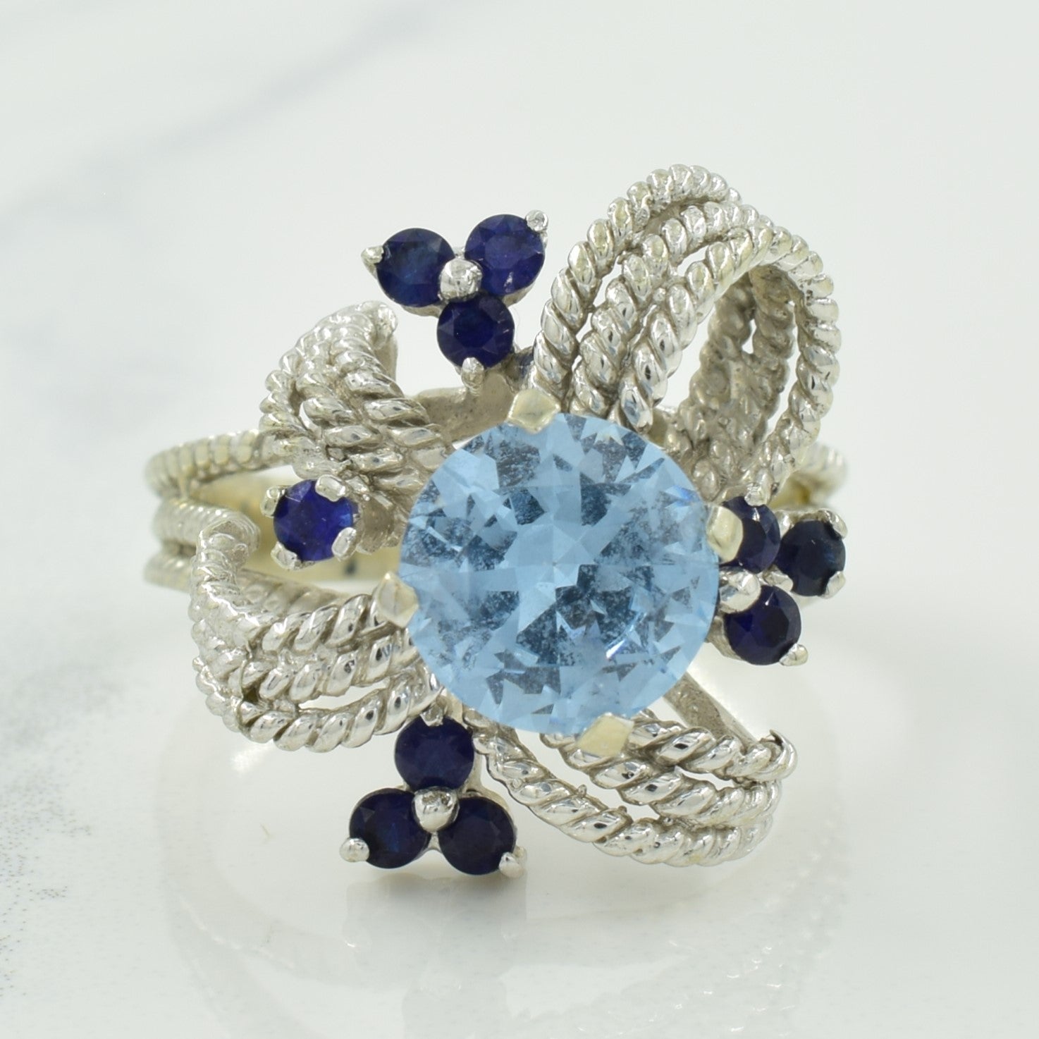 Bague cocktail en spinelle synthétique et saphir synthétique | 2,00 ct, 0,55 ct au total | Taille 6,5 |