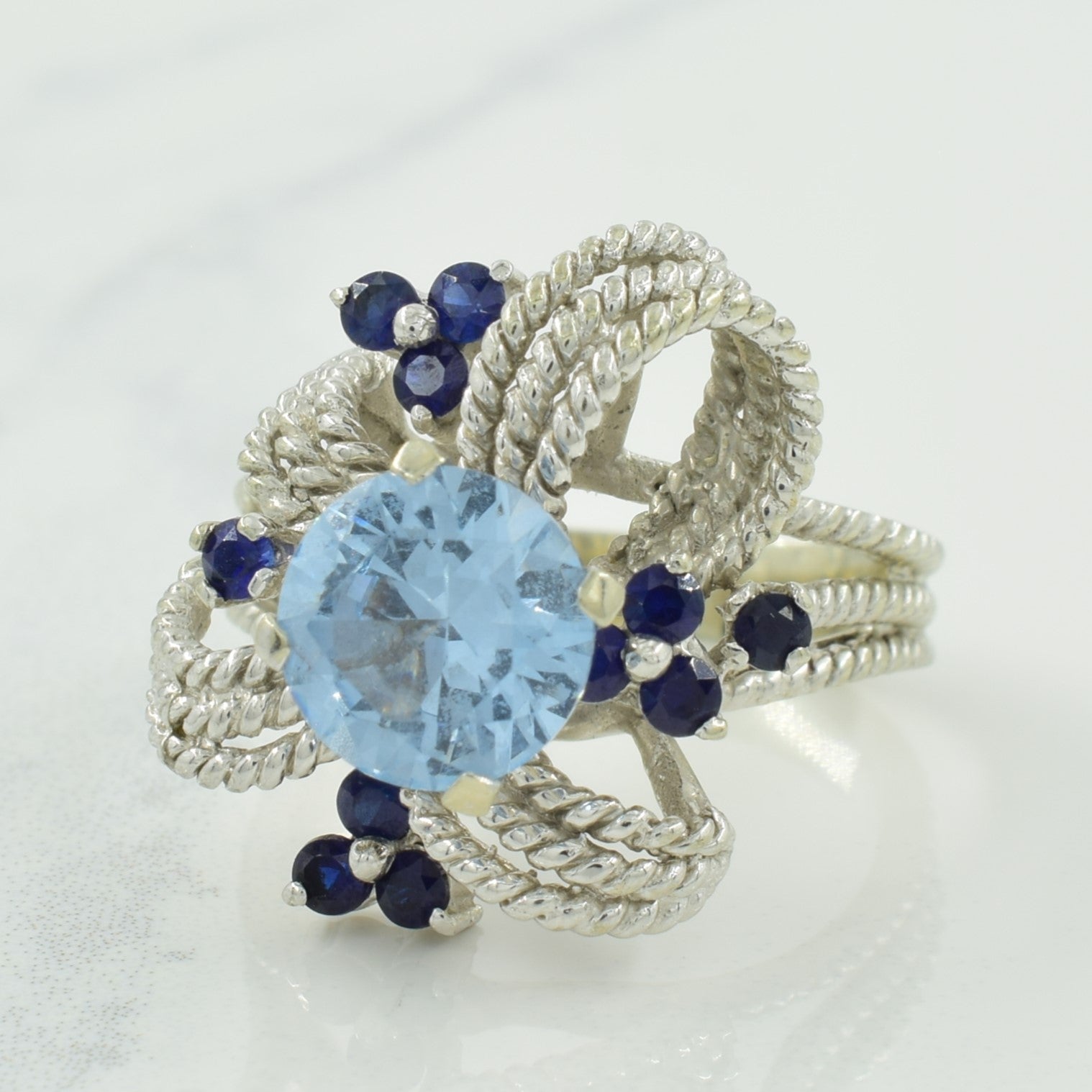 Bague cocktail en spinelle synthétique et saphir synthétique | 2,00 ct, 0,55 ct au total | Taille 6,5 |
