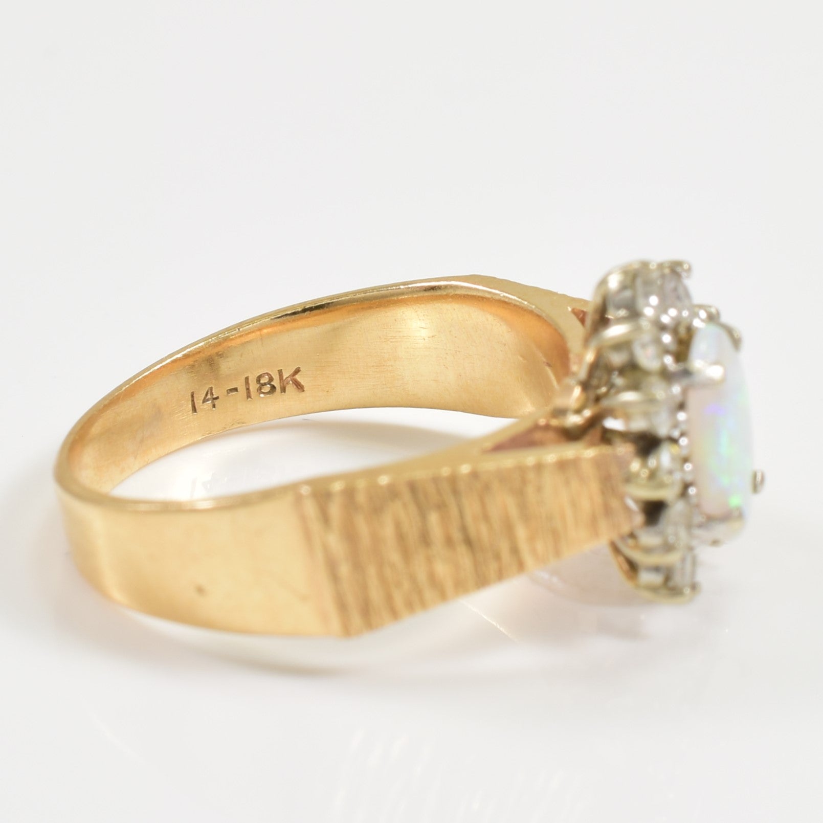 Bague halo opale et diamants | 0,40 ct, 0,24 ct au total | Taille 7,75 |