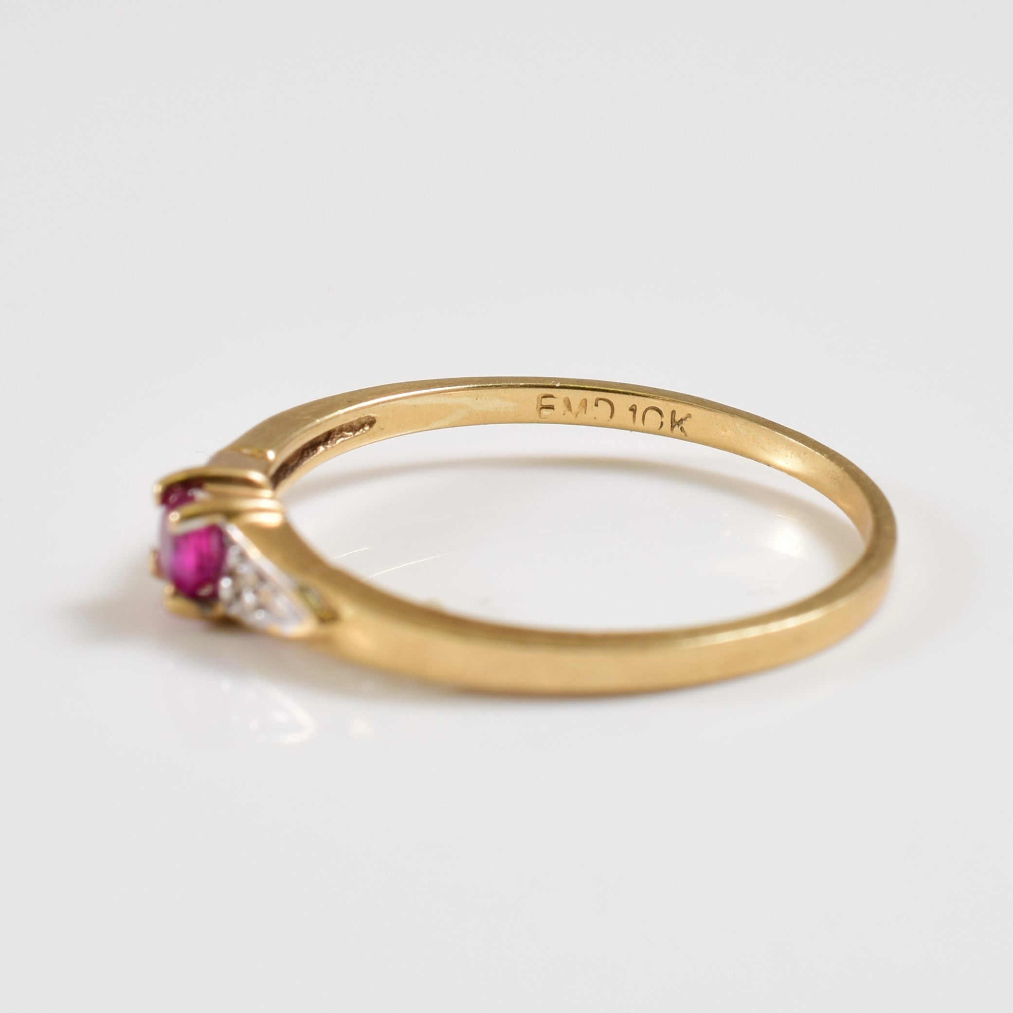 Bague rubis et diamants | 0,12 ct, 0,01 ct | Taille 5,5 |