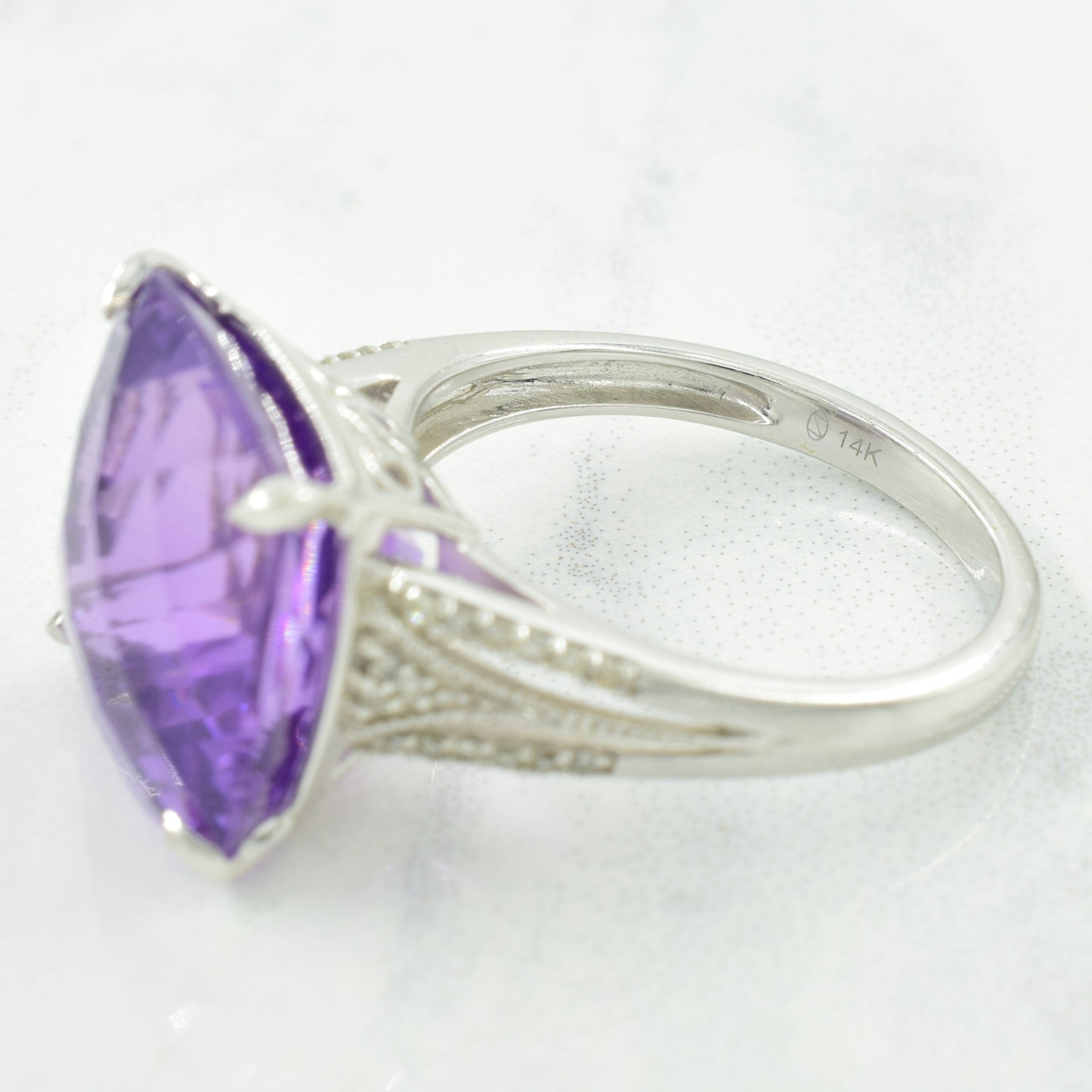 Bague en améthyste et diamants | 12,00 ct, 0,10 ct au total | Taille 6,75 |