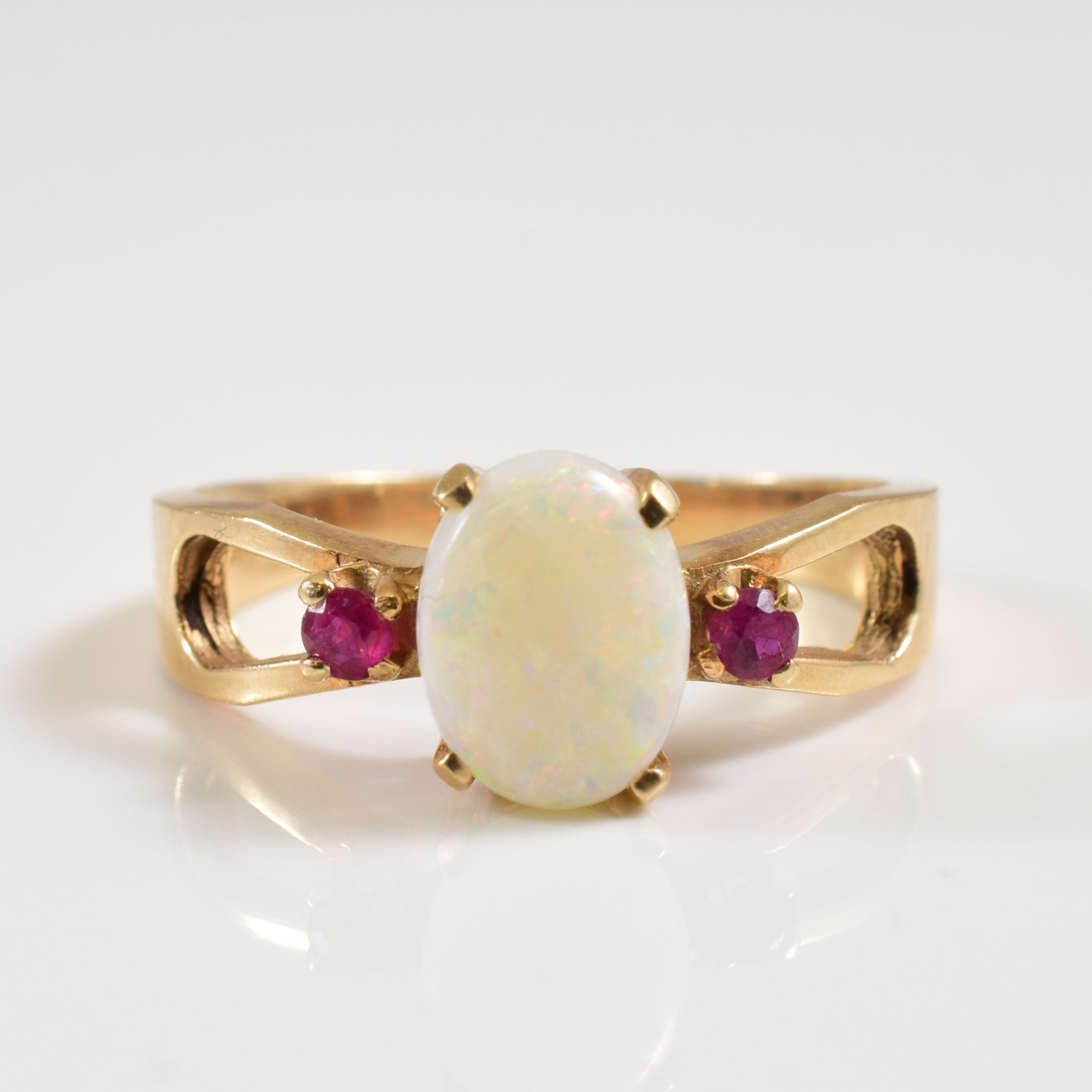 Bague Opale et Rubis | 0,60 ct, 0,08 ct au total | Taille 6,75 |