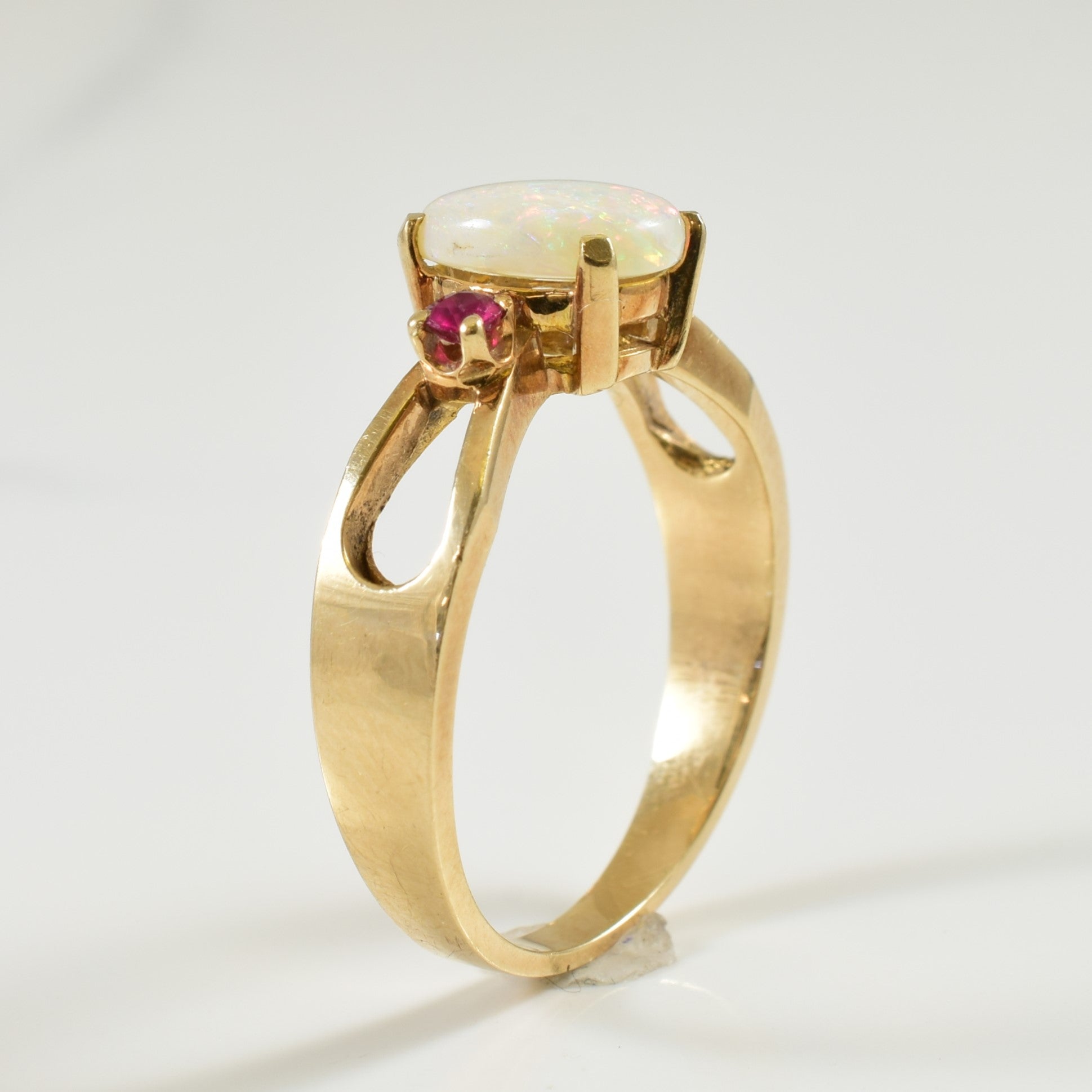 Bague Opale et Rubis | 0,60 ct, 0,08 ct au total | Taille 6,75 |