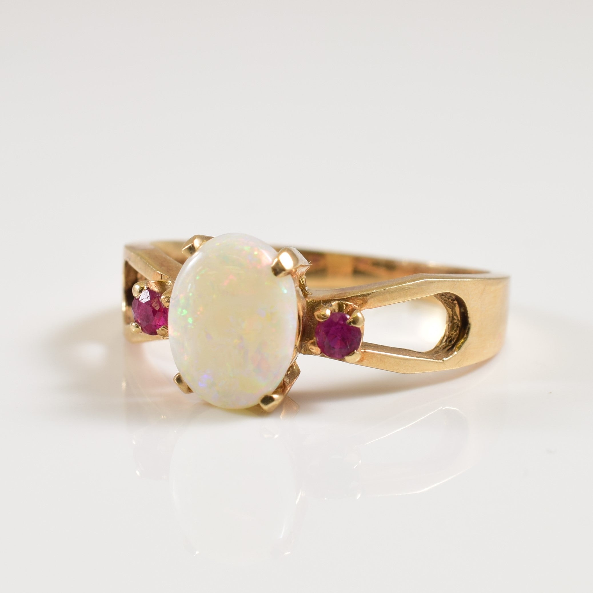 Bague Opale et Rubis | 0,60 ct, 0,08 ct au total | Taille 6,75 |