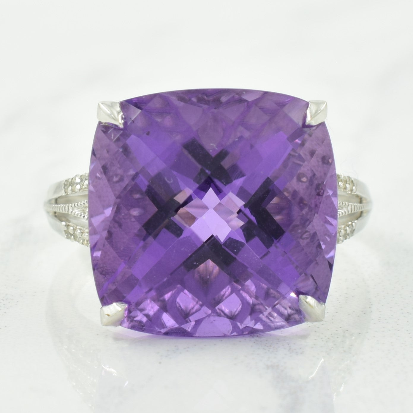 Bague en améthyste et diamants | 12,00 ct, 0,10 ct au total | Taille 6,75 |
