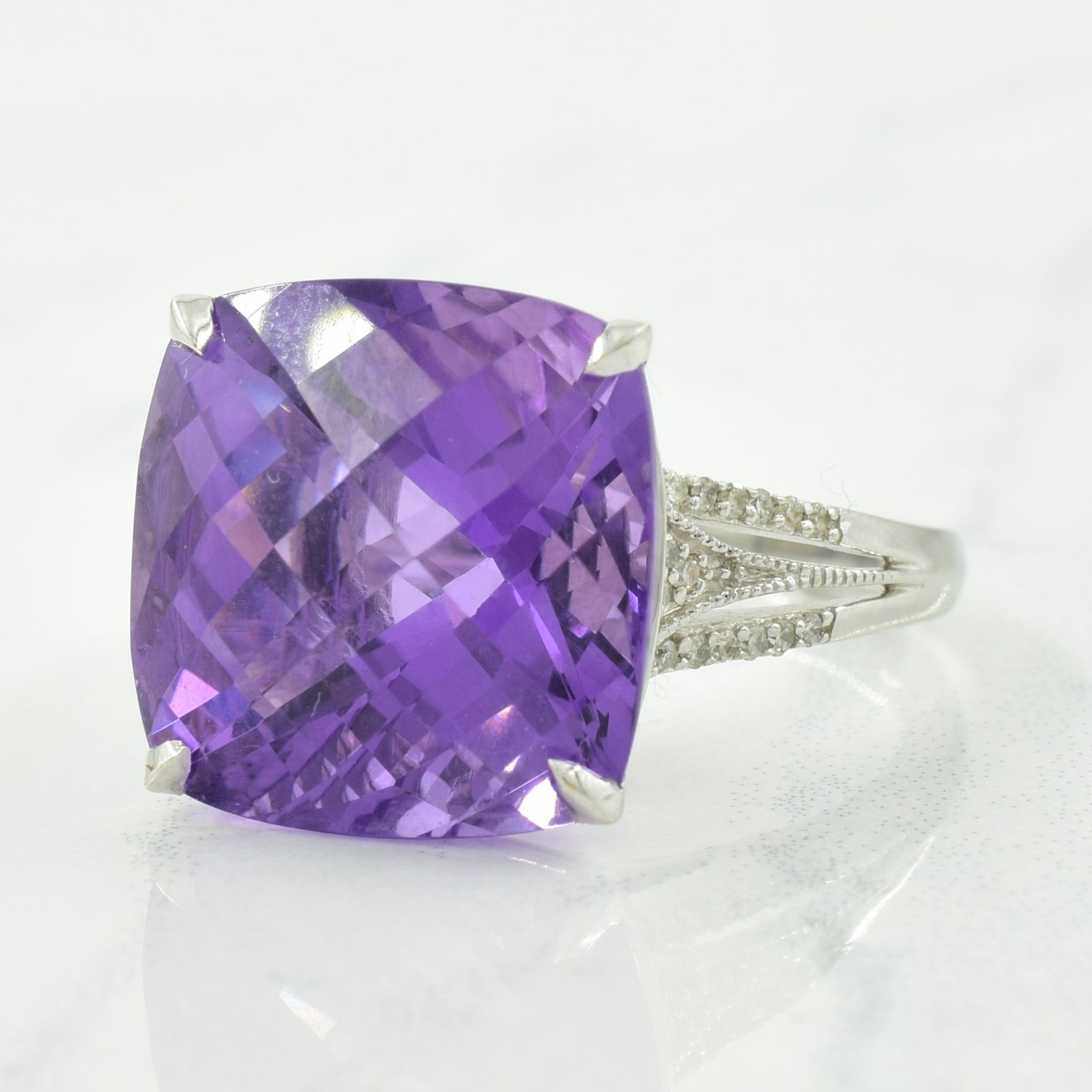 Bague en améthyste et diamants | 12,00 ct, 0,10 ct au total | Taille 6,75 |