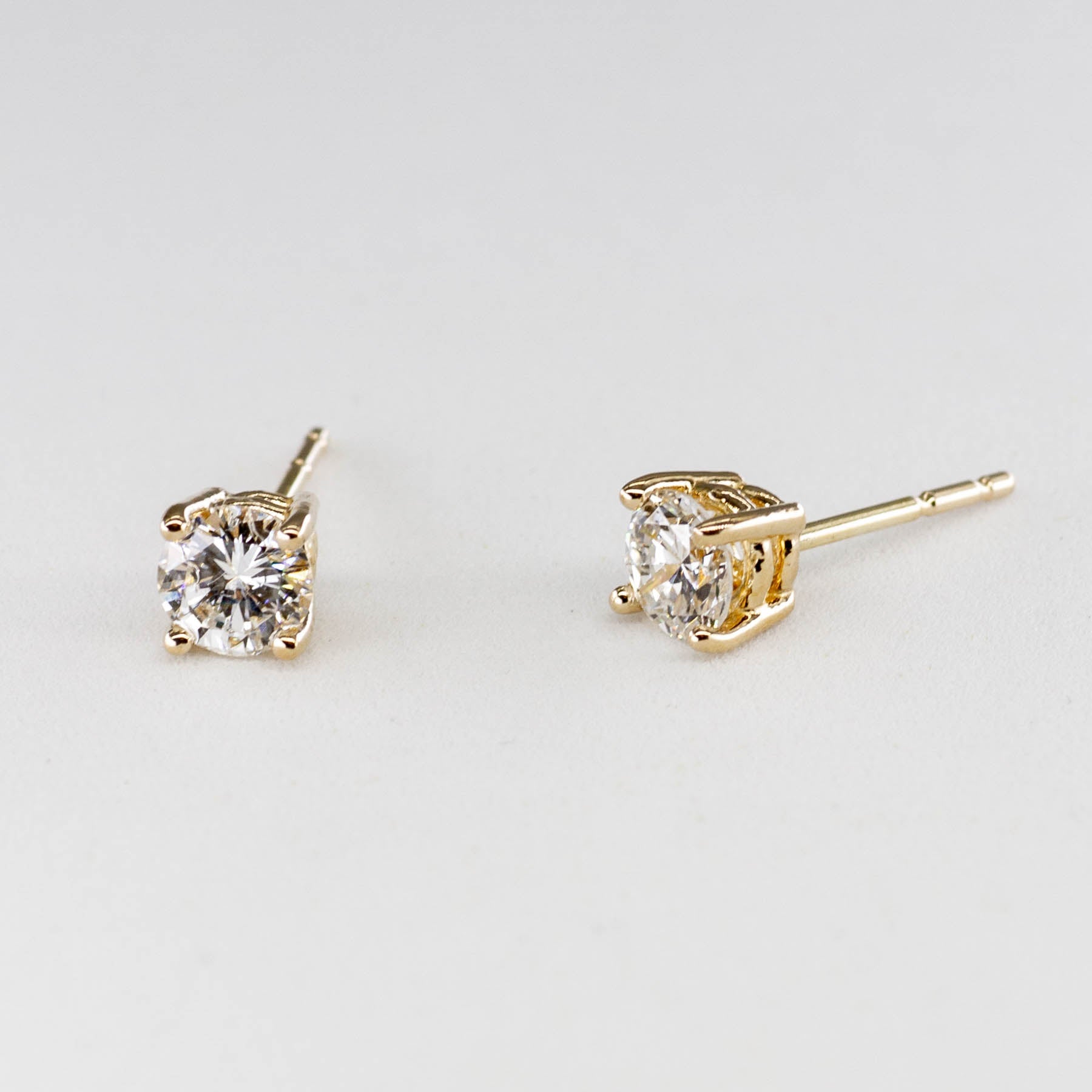Boucles d'oreilles puces en diamant solitaire classique « 100 façons » | Or jaune | 0,57 ct - 0,61 ct |
