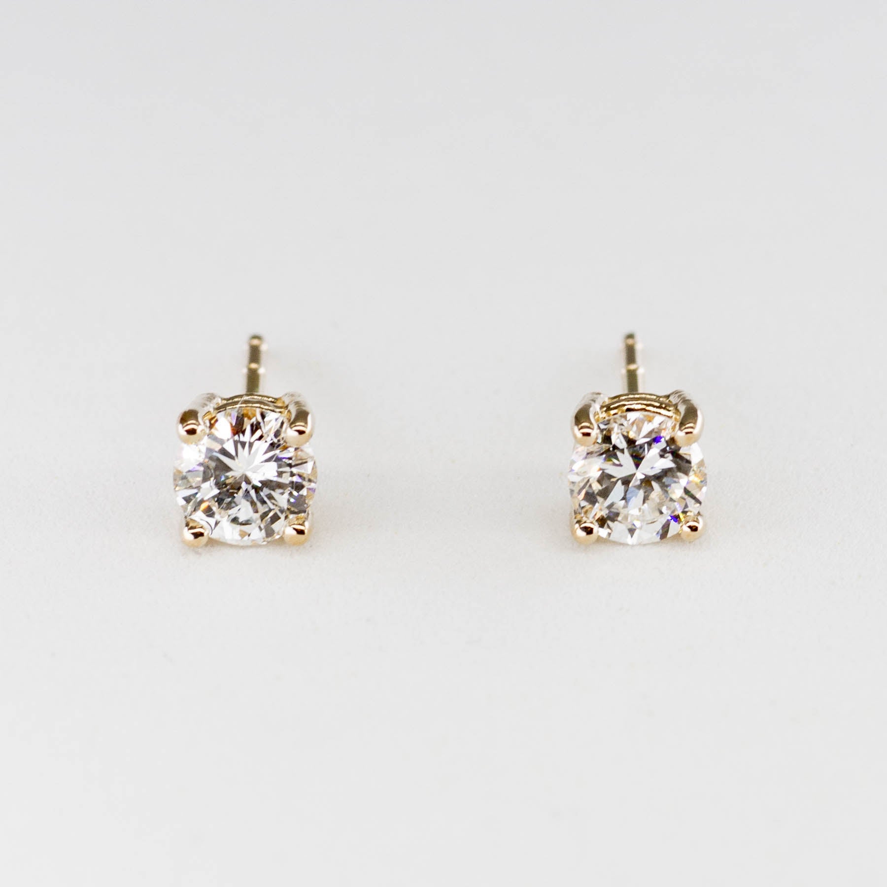 Boucles d'oreilles puces en diamant solitaire classique « 100 façons » | Or jaune | 0,57 ct - 0,61 ct |