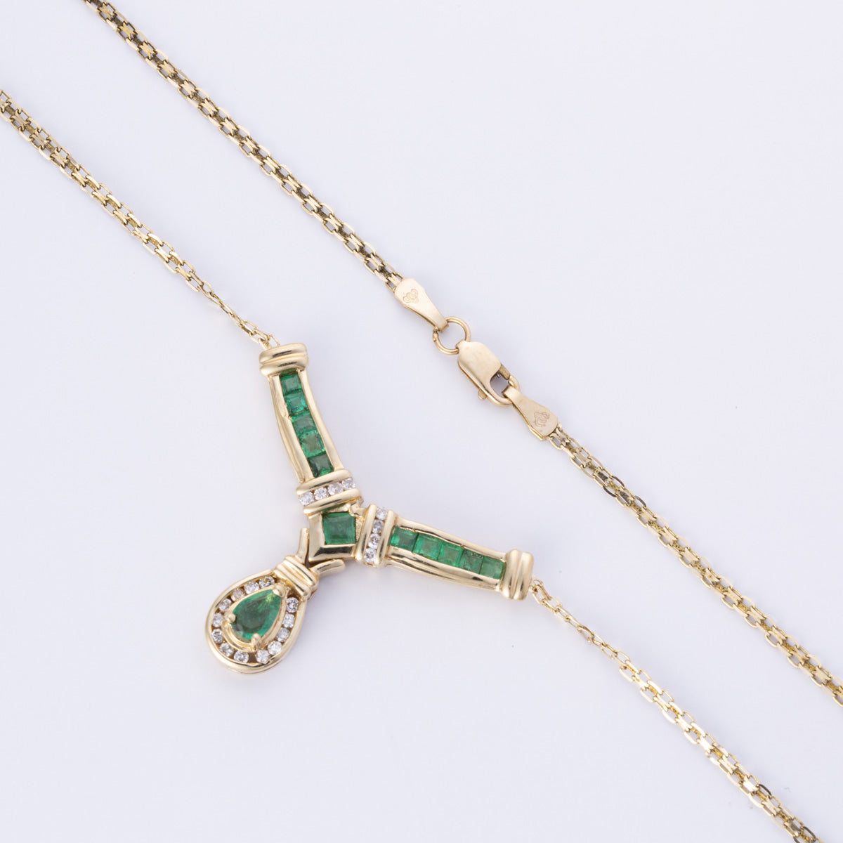 Collier en or jaune 14 carats, diamants et émeraudes | 0,15 ct et 0,75 ct au total | 42 cm