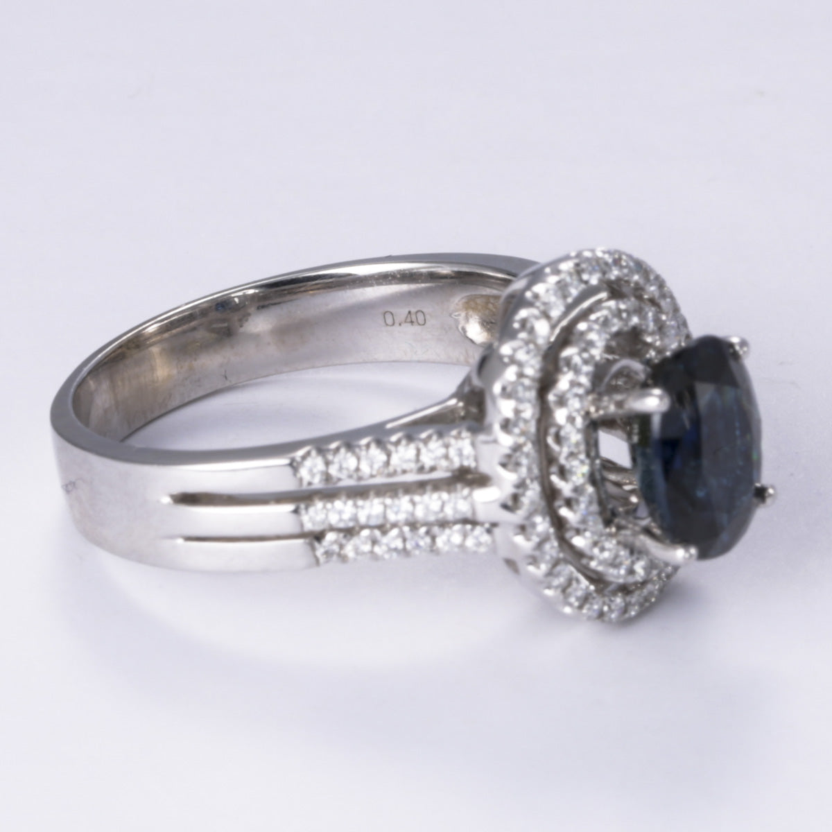 Bague en or blanc 18 carats, saphir bleu et diamants | 1,50 ct, 0,40 ct au total | Taille 7,25