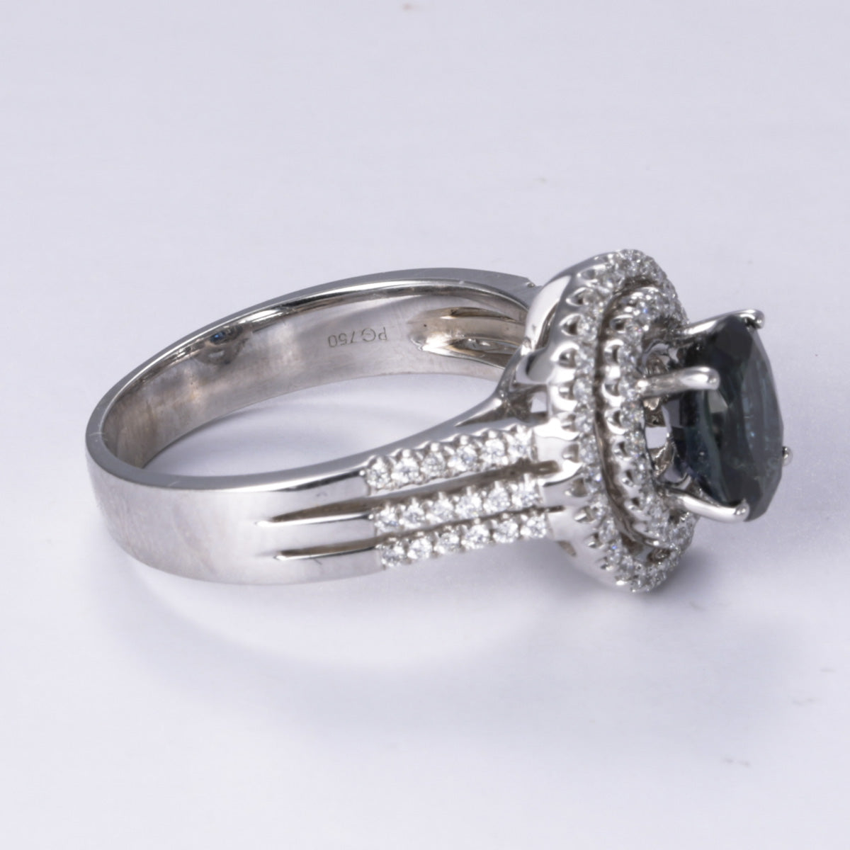 Bague en or blanc 18 carats, saphir bleu et diamants | 1,50 ct, 0,40 ct au total | Taille 7,25
