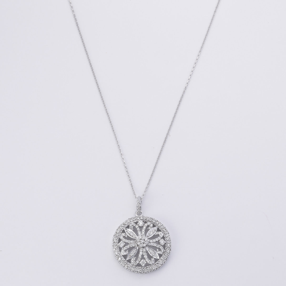Ensemble collier et boucles d'oreilles en or blanc 14 carats et diamants | 1,61 ct au total | 43 cm