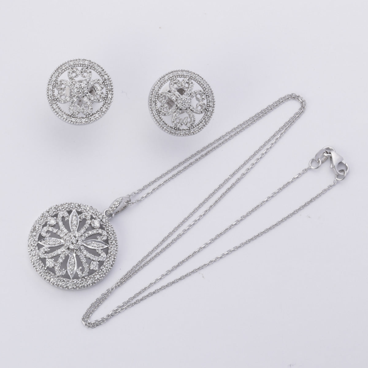 Ensemble collier et boucles d'oreilles en or blanc 14 carats et diamants | 1,61 ct au total | 43 cm