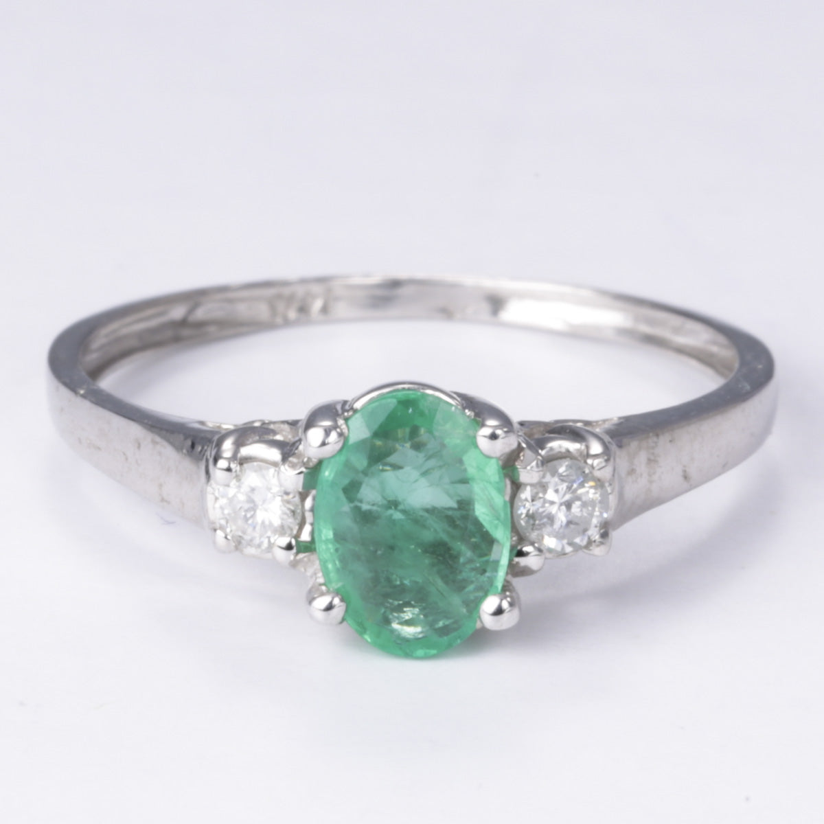 Bague en or 14 carats sertie d'une émeraude et de diamants | 0,40 ct, 0,11 ct au total | Taille 7
