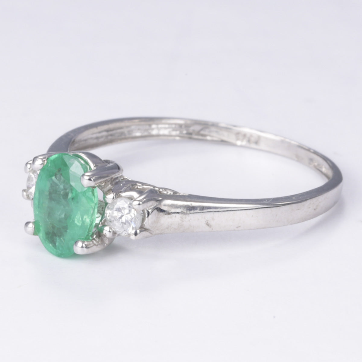 Bague en or 14 carats sertie d'une émeraude et de diamants | 0,40 ct, 0,11 ct au total | Taille 7