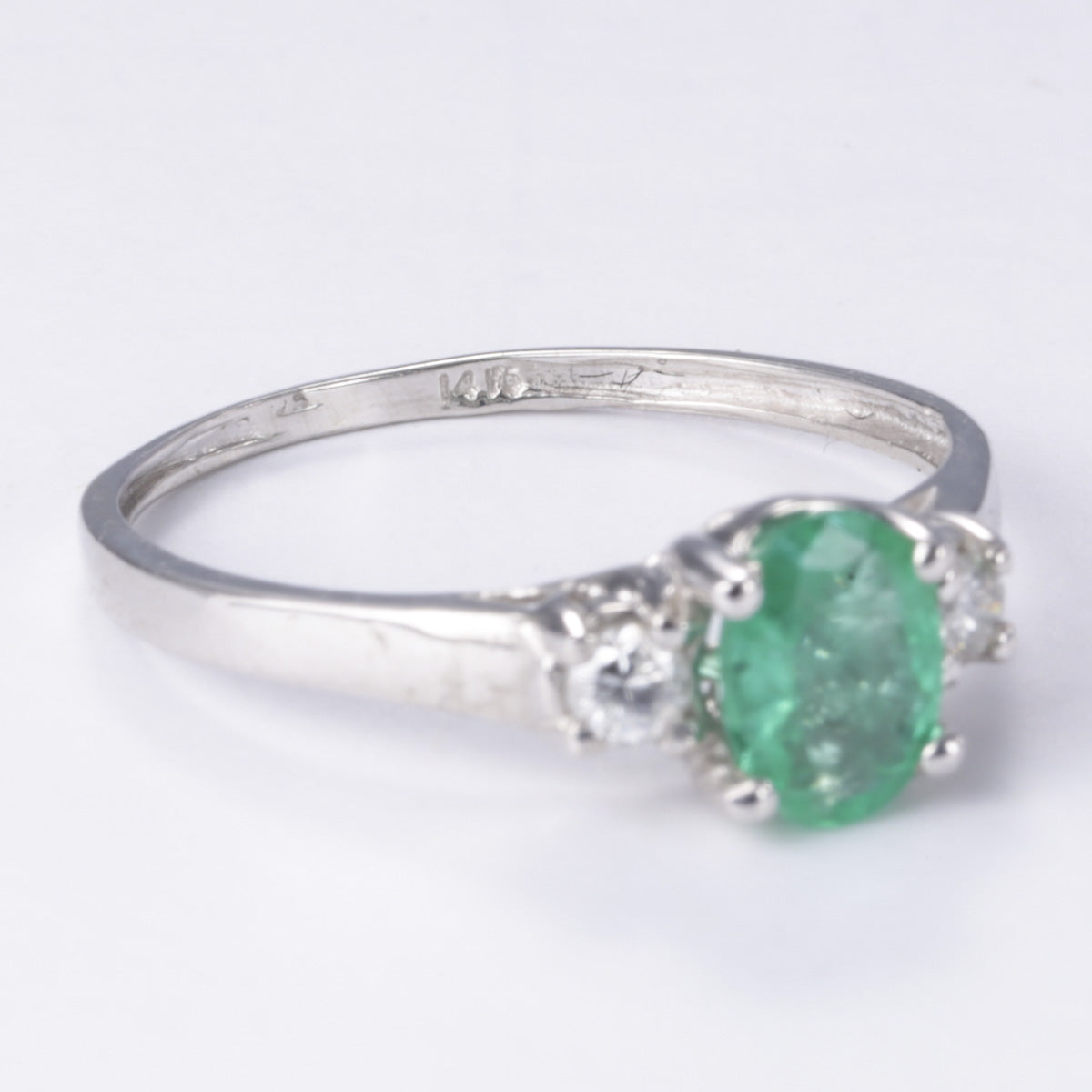 Bague en or 14 carats sertie d'une émeraude et de diamants | 0,40 ct, 0,11 ct au total | Taille 7