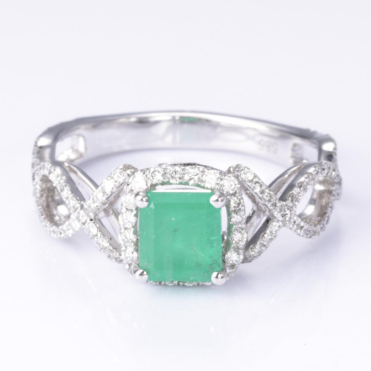 Bague en or blanc 14 carats, émeraude et diamants | 0,82 ct, 0,51 ct au total | Taille 6,75