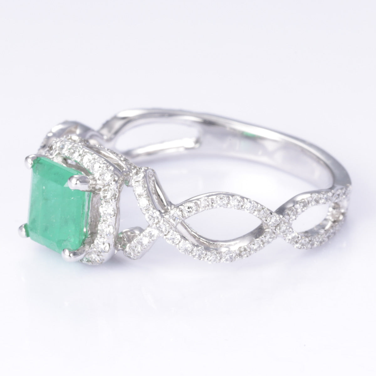 Bague en or blanc 14 carats, émeraude et diamants | 0,82 ct, 0,51 ct au total | Taille 6,75