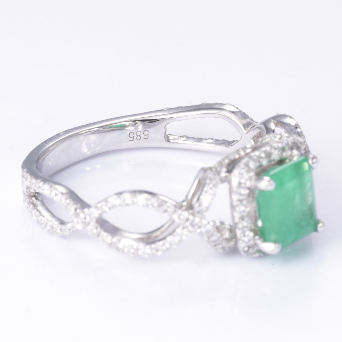 Bague en or blanc 14 carats, émeraude et diamants | 0,82 ct, 0,51 ct au total | Taille 6,75
