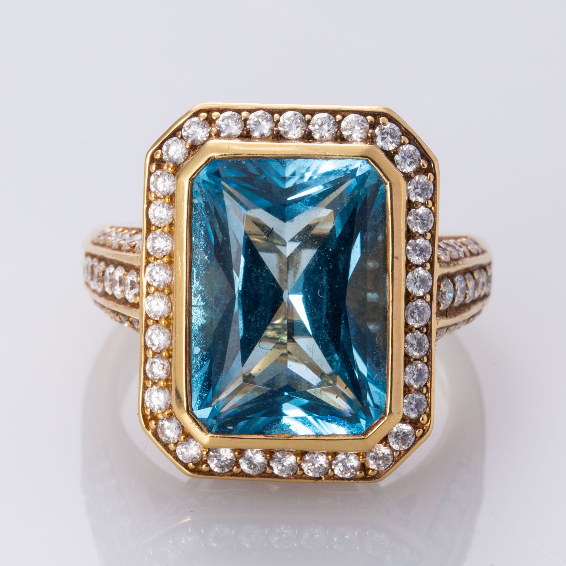 Bague cocktail en or jaune 18 carats, topaze bleue et diamants | 8,18 ct au total, 1,16 ct au total | Taille 6 |