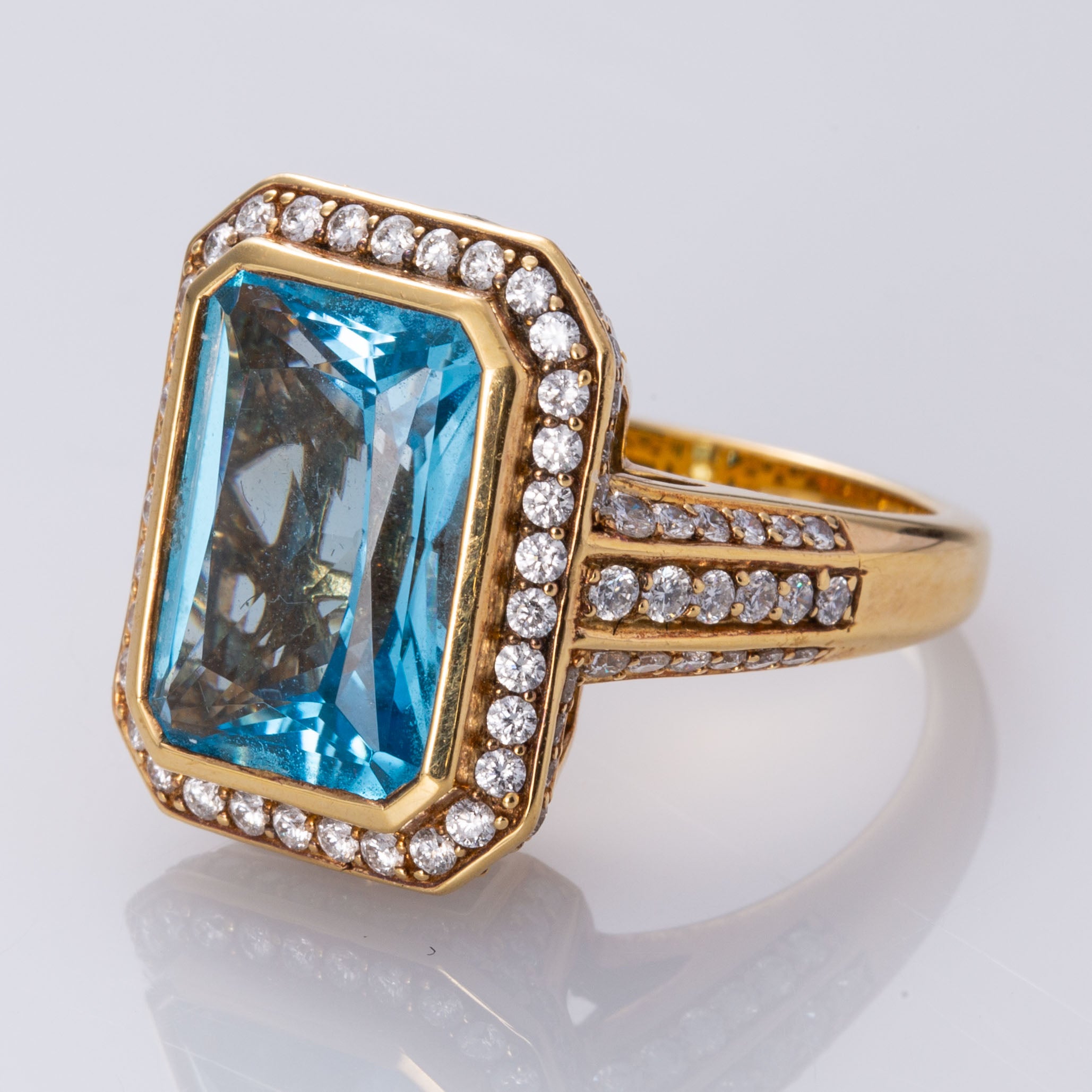 Bague cocktail en or jaune 18 carats, topaze bleue et diamants | 8,18 ct au total, 1,16 ct au total | Taille 6 |