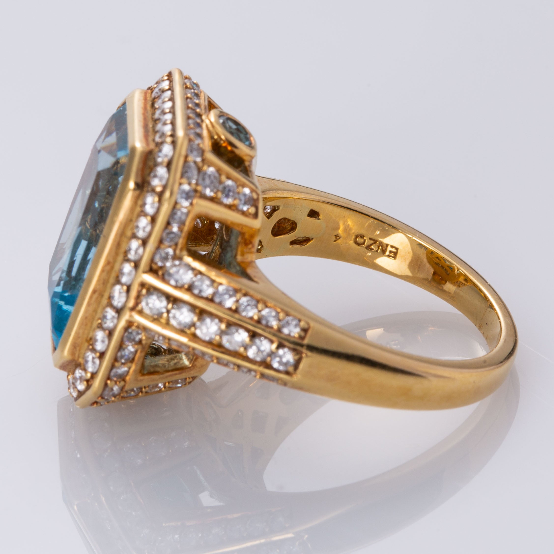 Bague cocktail en or jaune 18 carats, topaze bleue et diamants | 8,18 ct au total, 1,16 ct au total | Taille 6 |