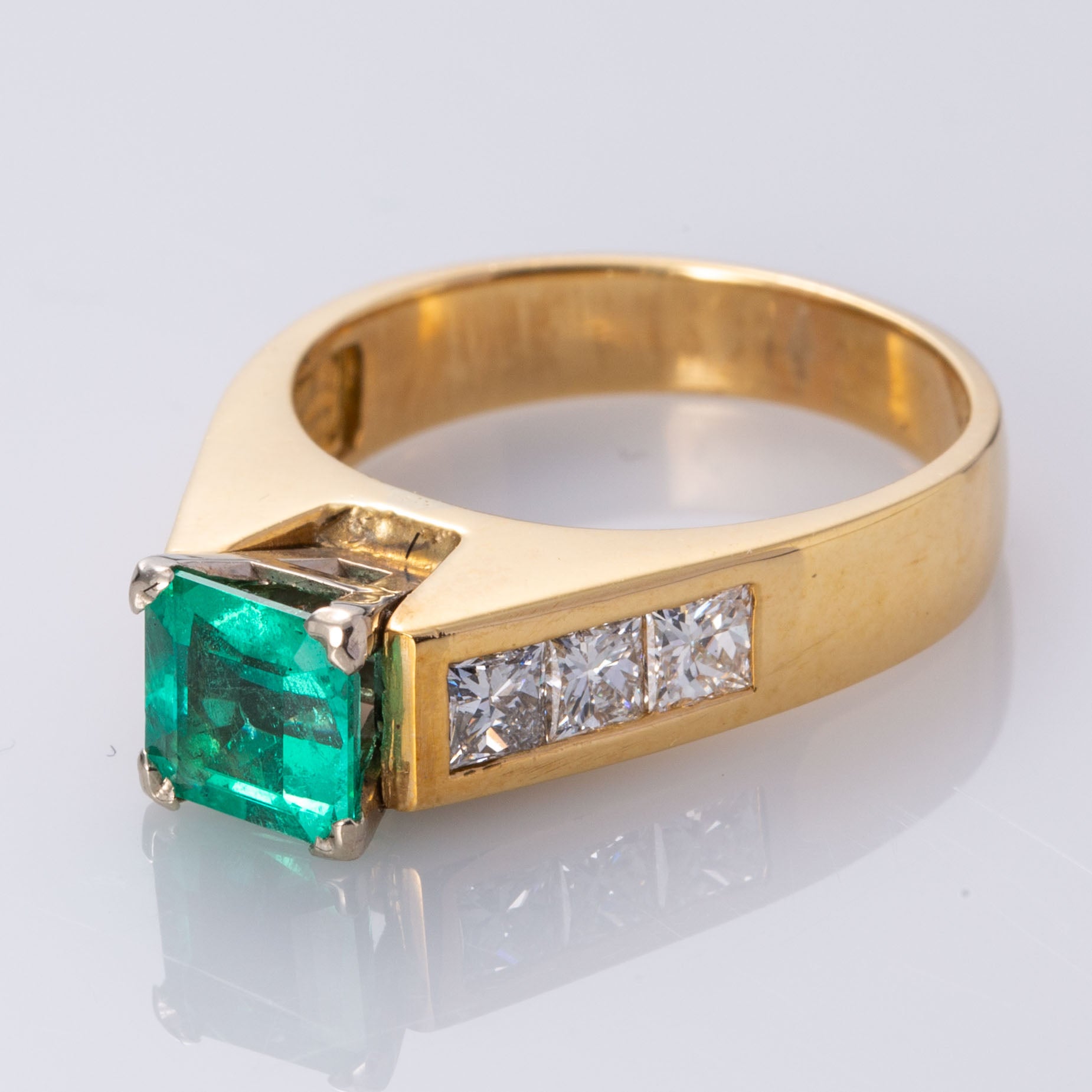 Bague en or jaune 18 carats avec émeraude et diamants | 1,14 ct, 0,75 ct au total | Taille 6,25 |