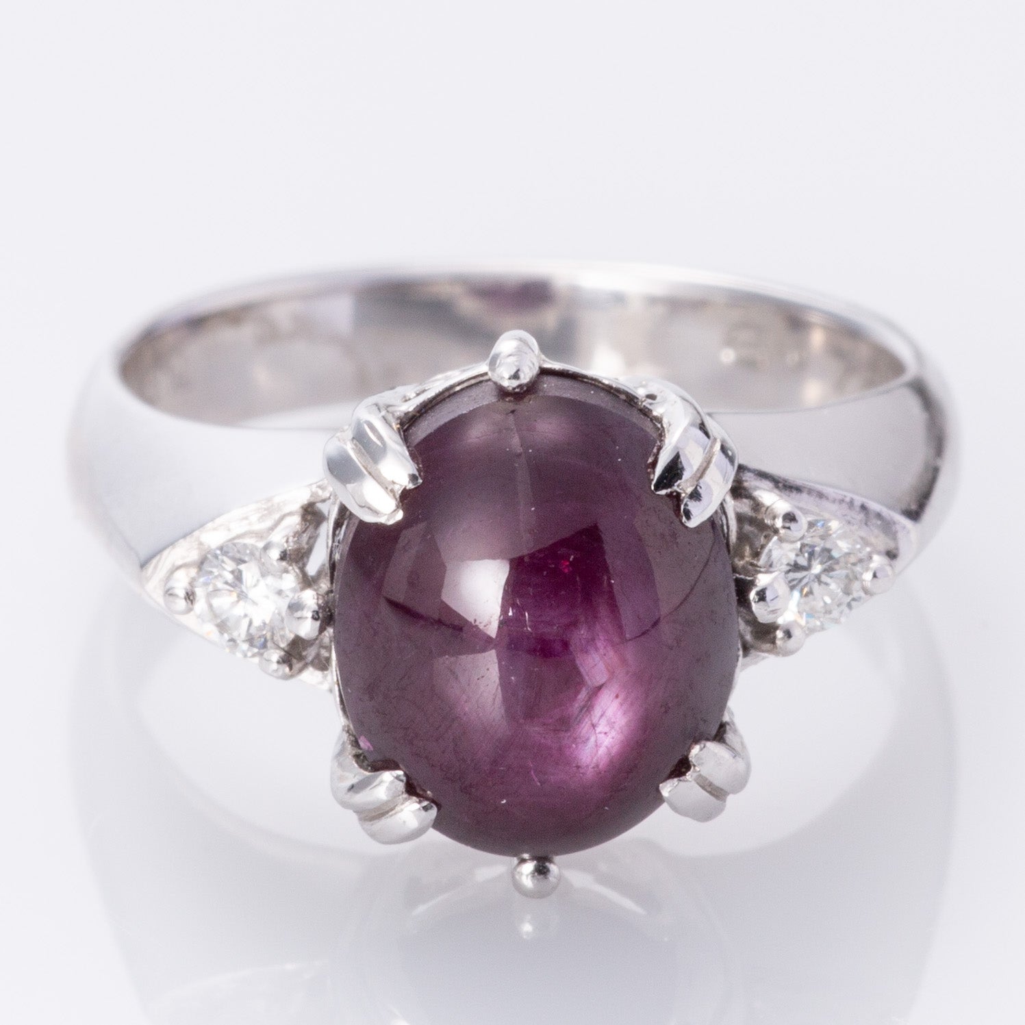 Bague cocktail en platine, rubis étoilé et diamants | 6,78 ct, 0,12 ct au total | Taille 6,5 |