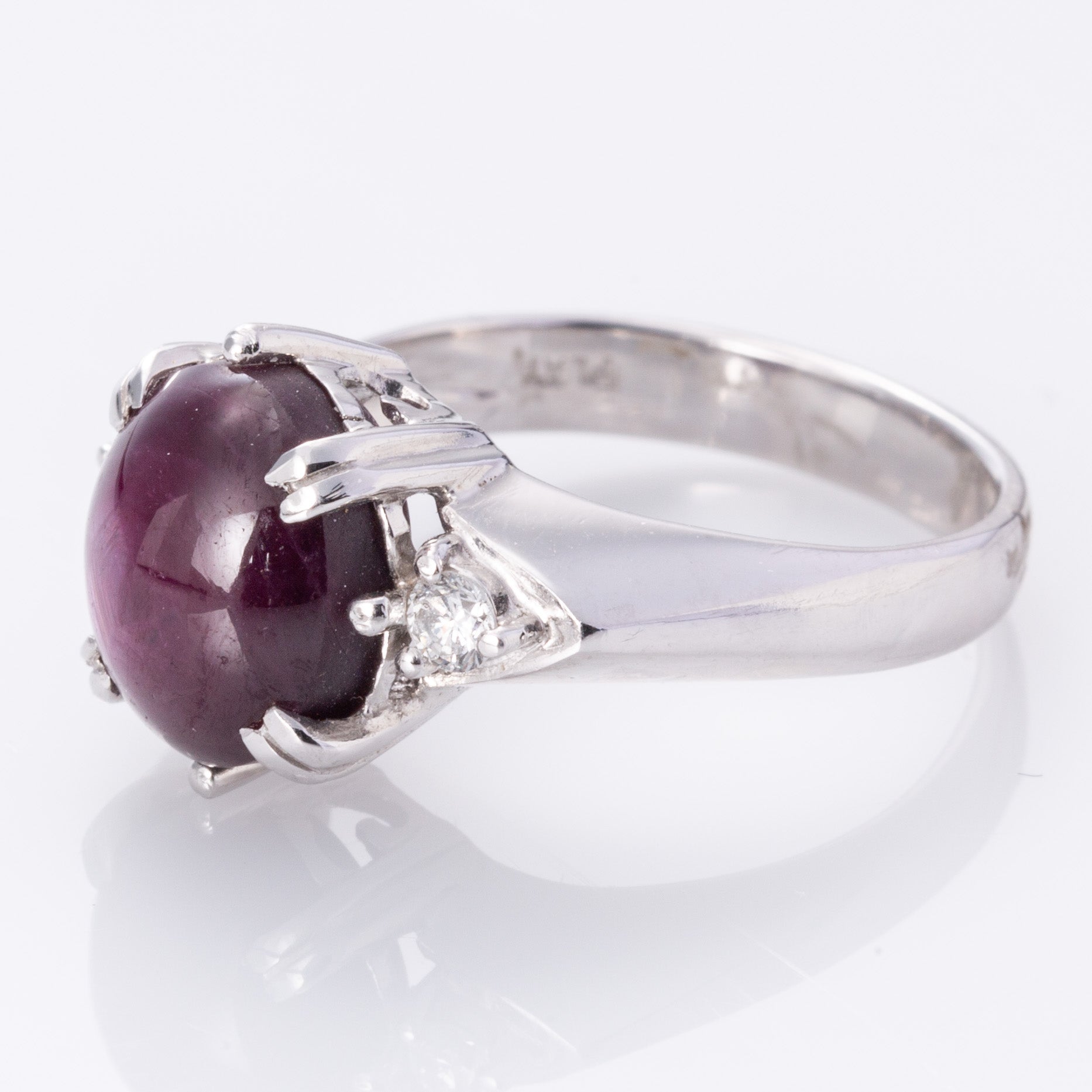 Bague cocktail en platine, rubis étoilé et diamants | 6,78 ct, 0,12 ct au total | Taille 6,5 |