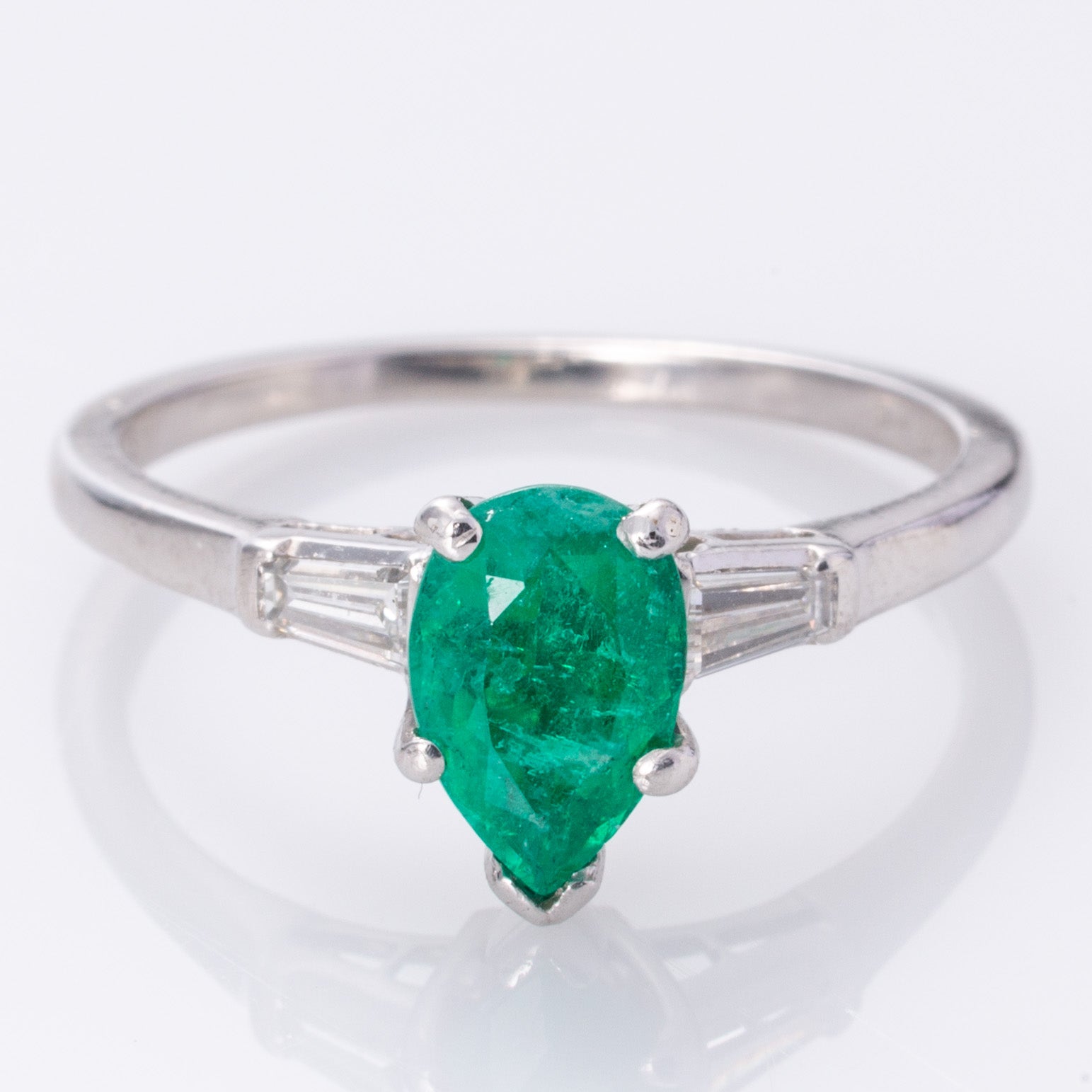 Bague cocktail vintage « Birks » en platine, émeraude synthétique et diamants | 1,14 ct, 0,24 ct au total | Taille 7 |