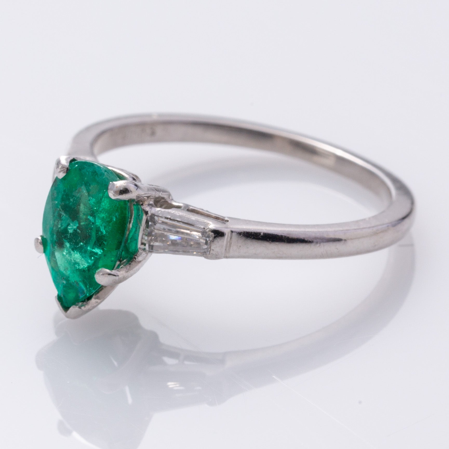 Bague cocktail vintage « Birks » en platine, émeraude synthétique et diamants | 1,14 ct, 0,24 ct au total | Taille 7 |