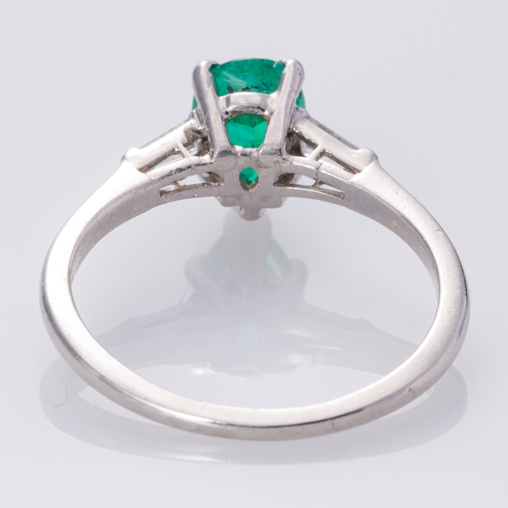 Bague cocktail vintage « Birks » en platine, émeraude synthétique et diamants | 1,14 ct, 0,24 ct au total | Taille 7 |