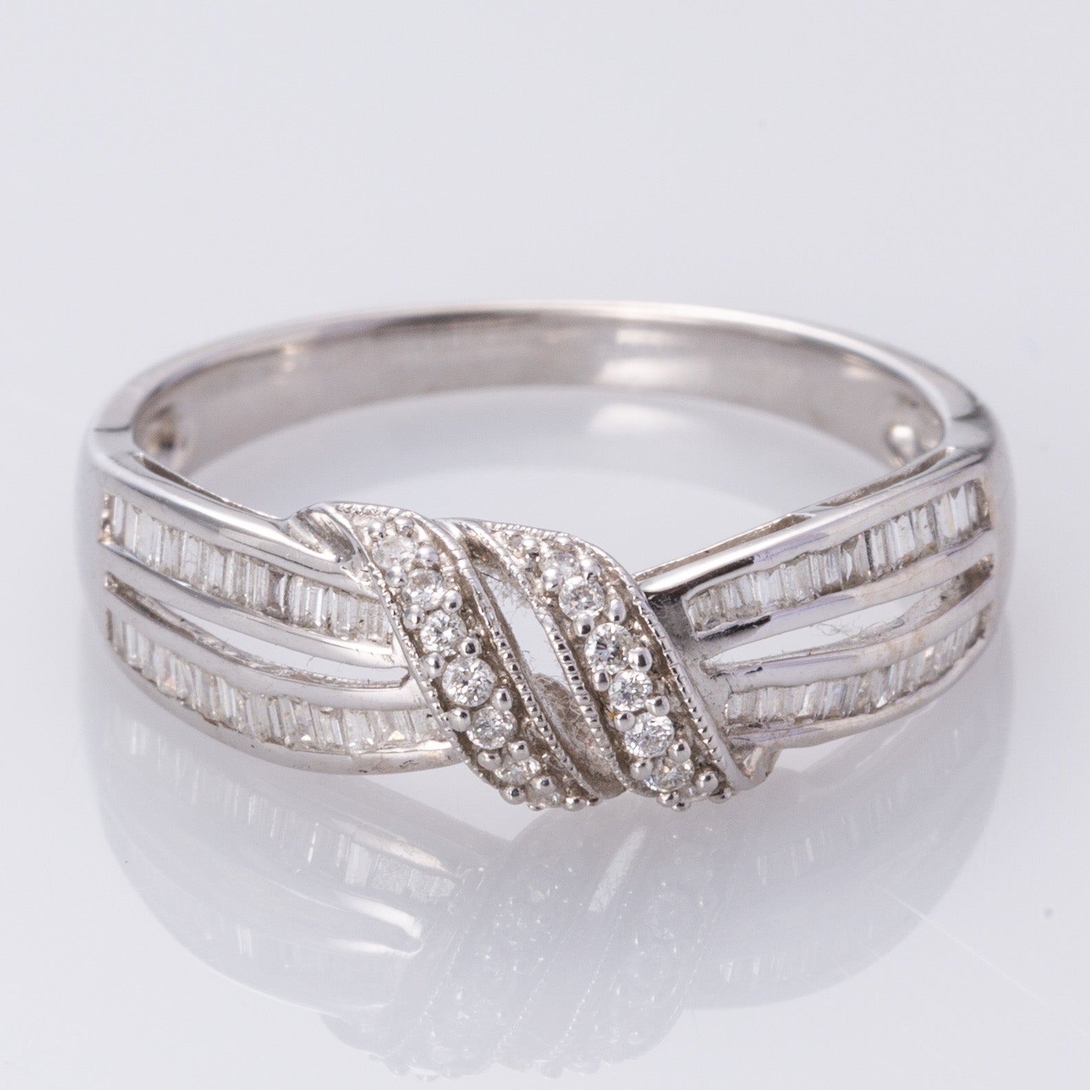 18K White Gold Cross Over Diamond Ring | 0.27ctw | SZ 6.75 |