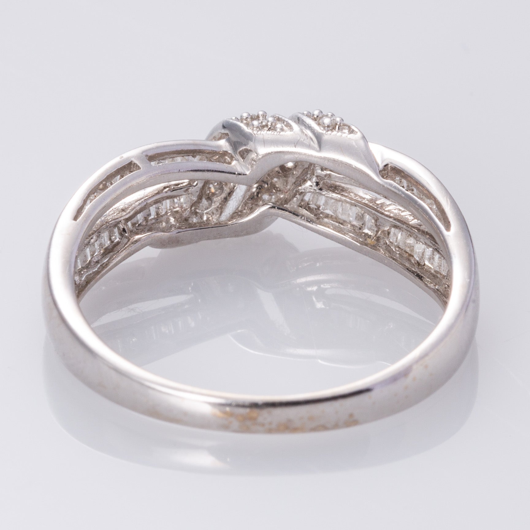 18K White Gold Cross Over Diamond Ring | 0.27ctw | SZ 6.75 |