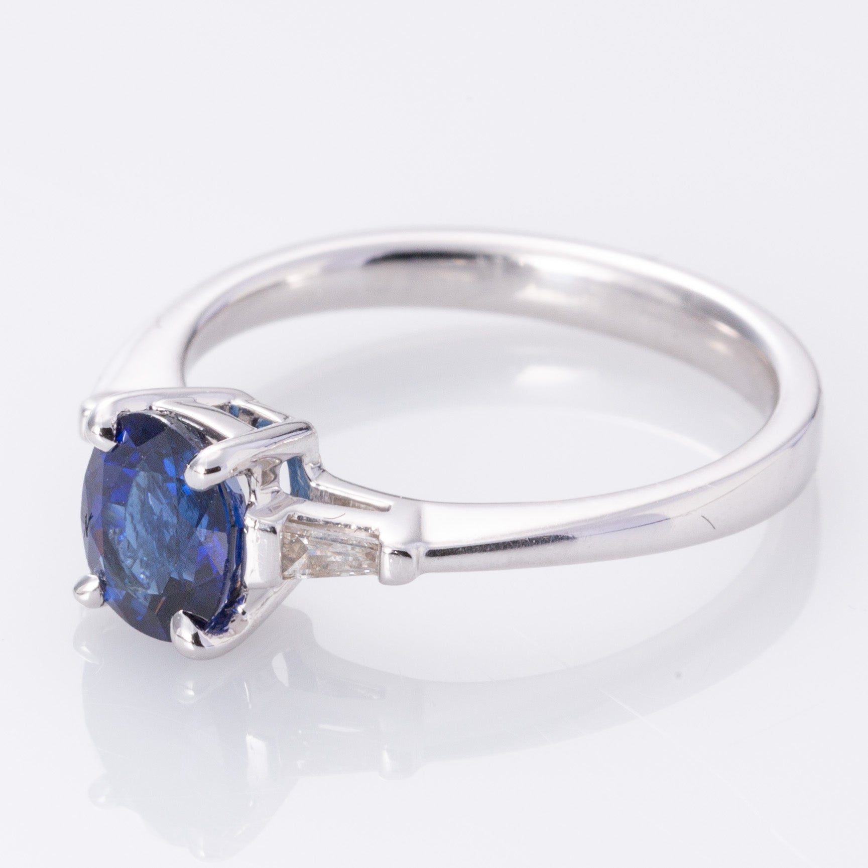 Bague en or blanc 18 carats, saphir bleu et diamants | 1,35 ct, 0,10 ct au total | Taille 6,5 |