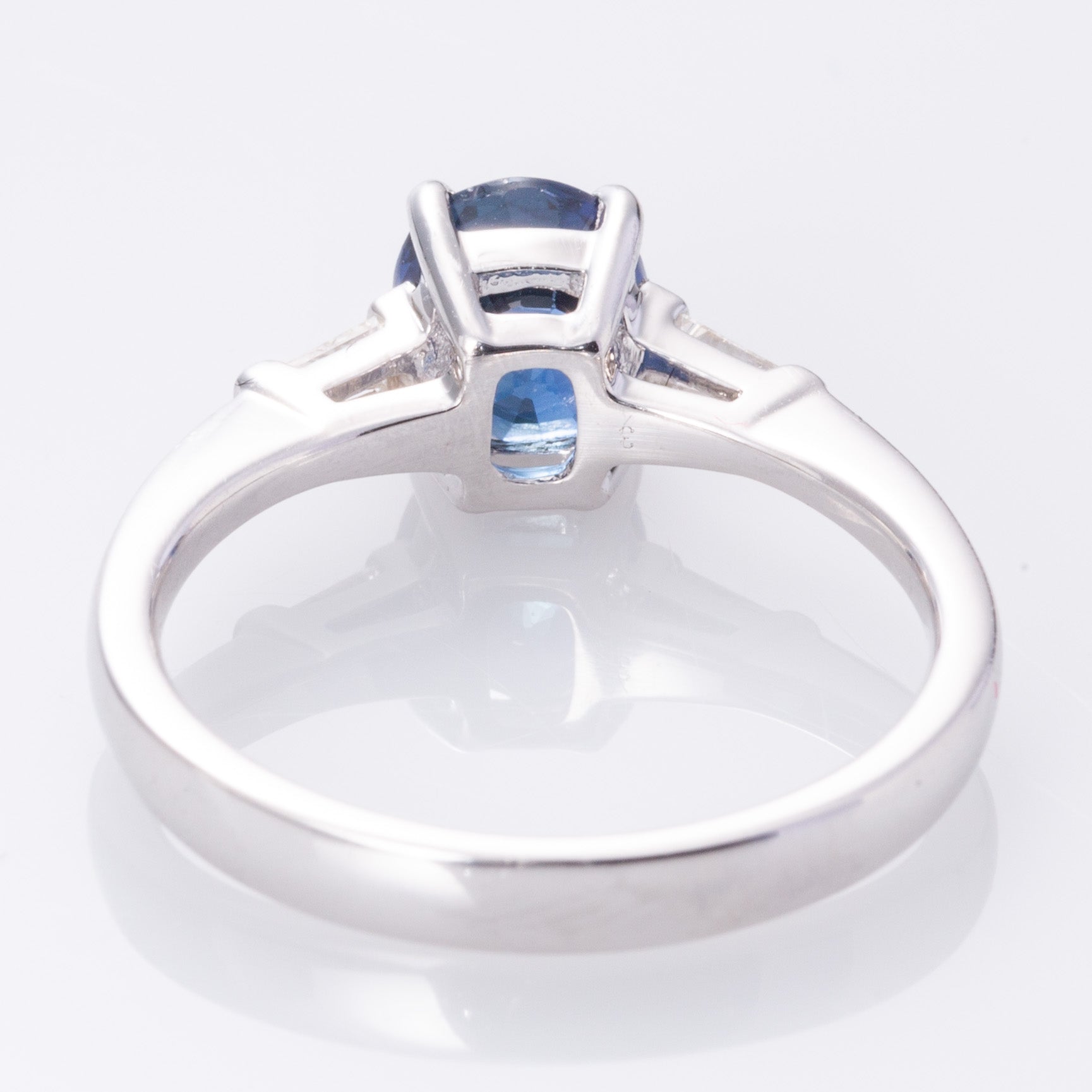 Bague en or blanc 18 carats, saphir bleu et diamants | 1,35 ct, 0,10 ct au total | Taille 6,5 |