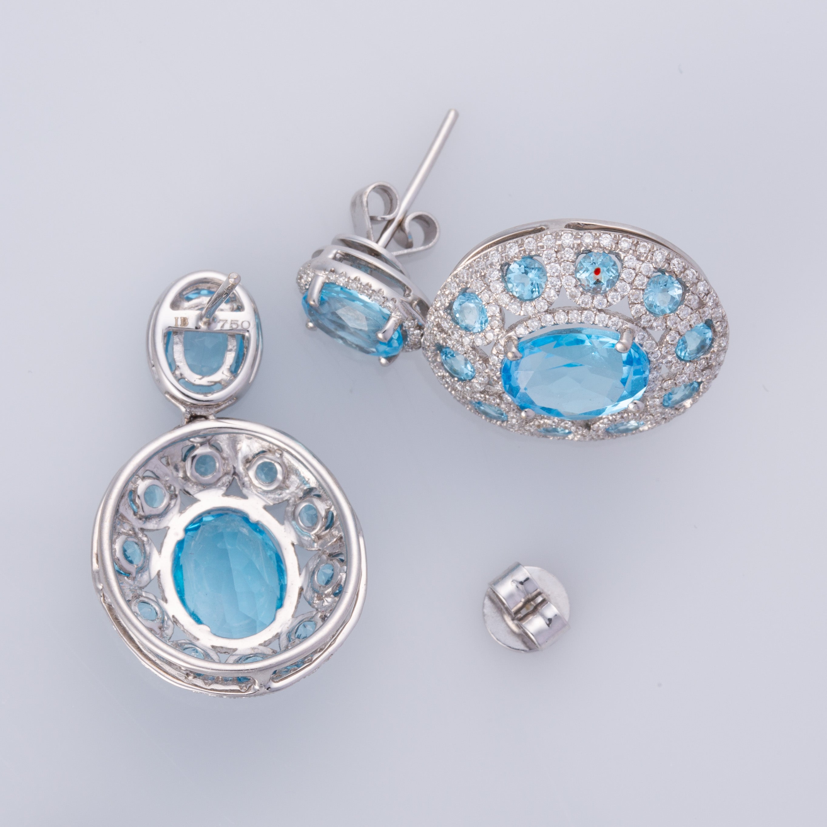 Boucles d'oreilles en or blanc 18 carats, topaze bleue et diamants | 9,32 ct au total, 1,00 ct au total