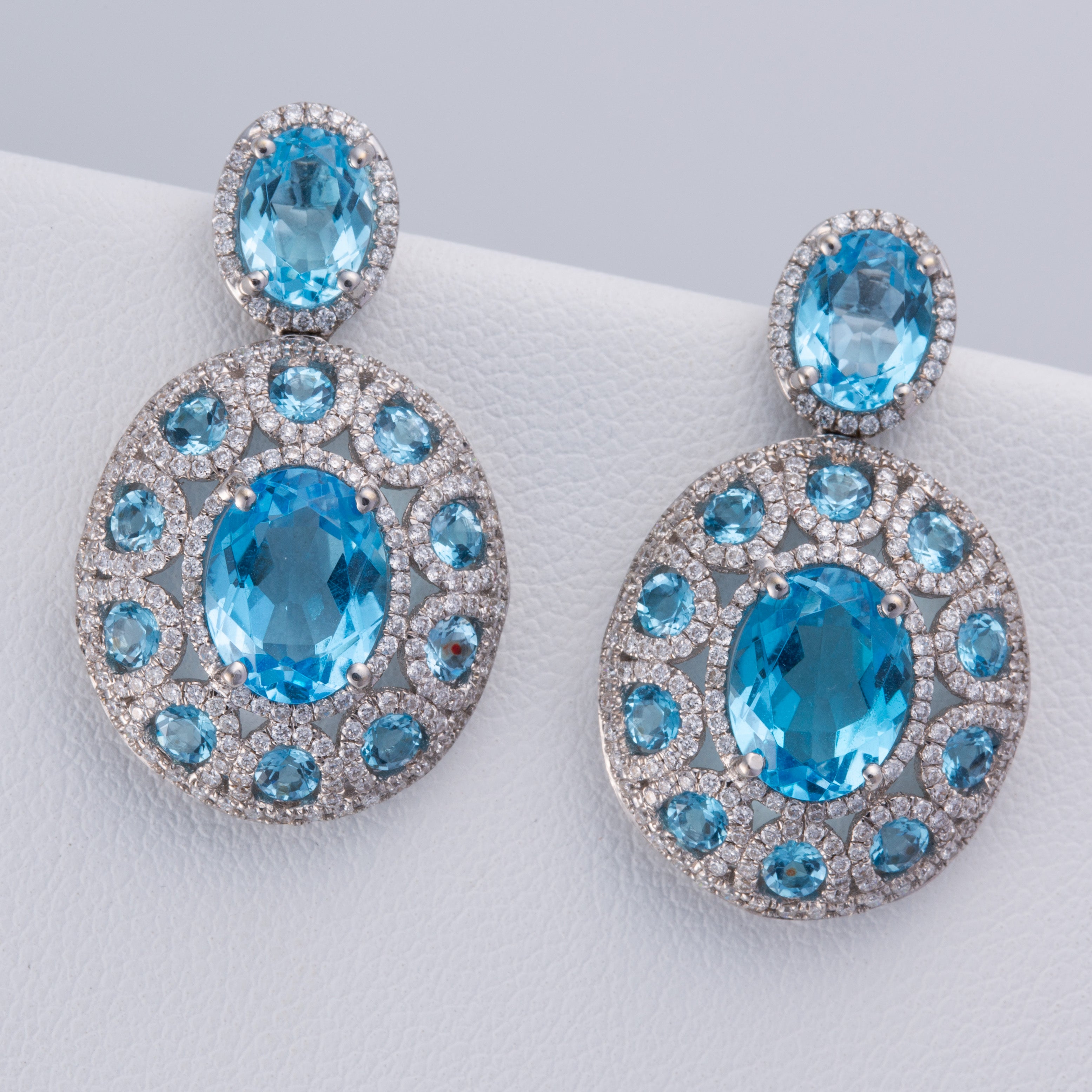 Boucles d'oreilles en or blanc 18 carats, topaze bleue et diamants | 9,32 ct au total, 1,00 ct au total