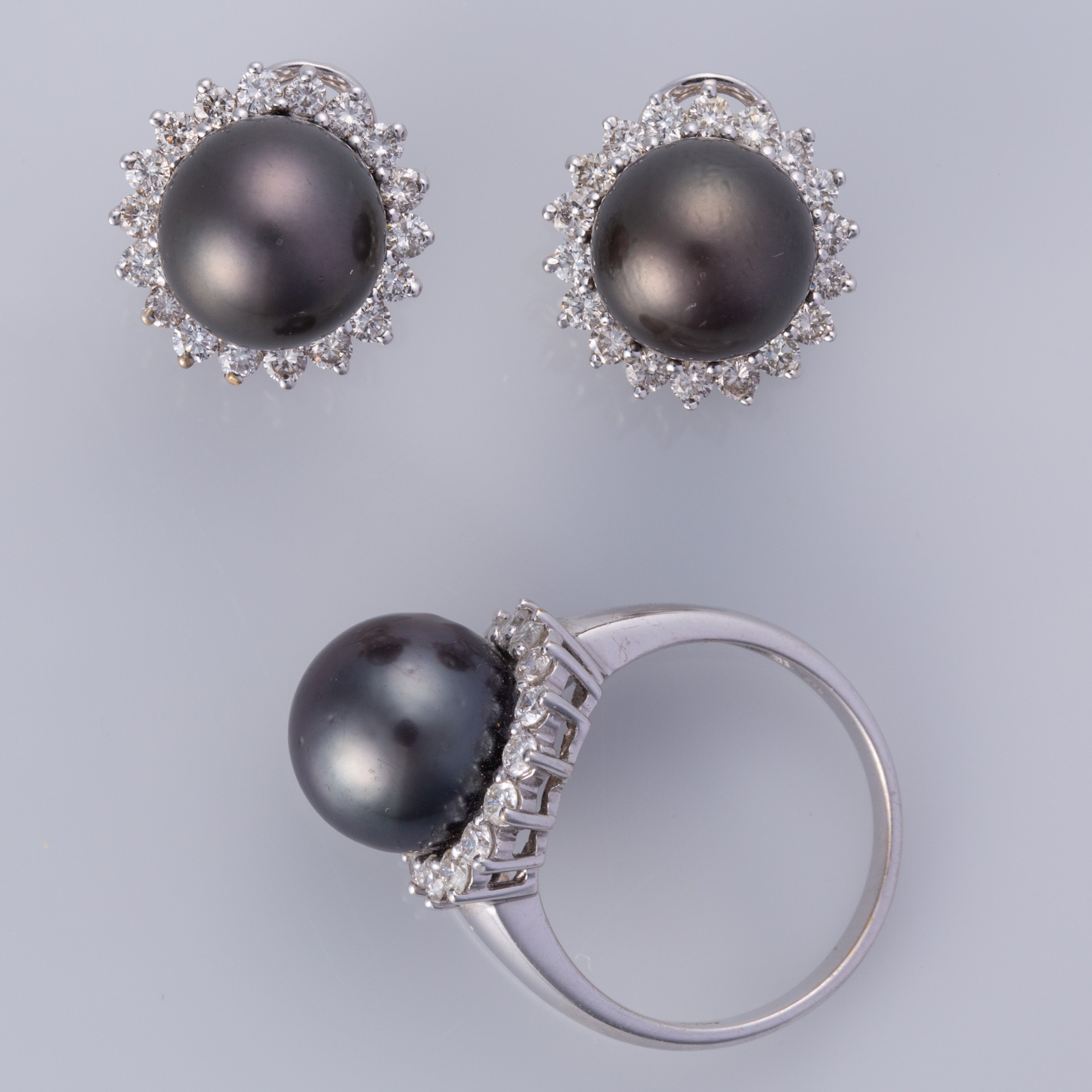 Boucles d'oreilles et bague en perles de Tahiti noires 14 carats et diamants | 10-10,75 mm, 1,56 ct au total | Taille 6,75